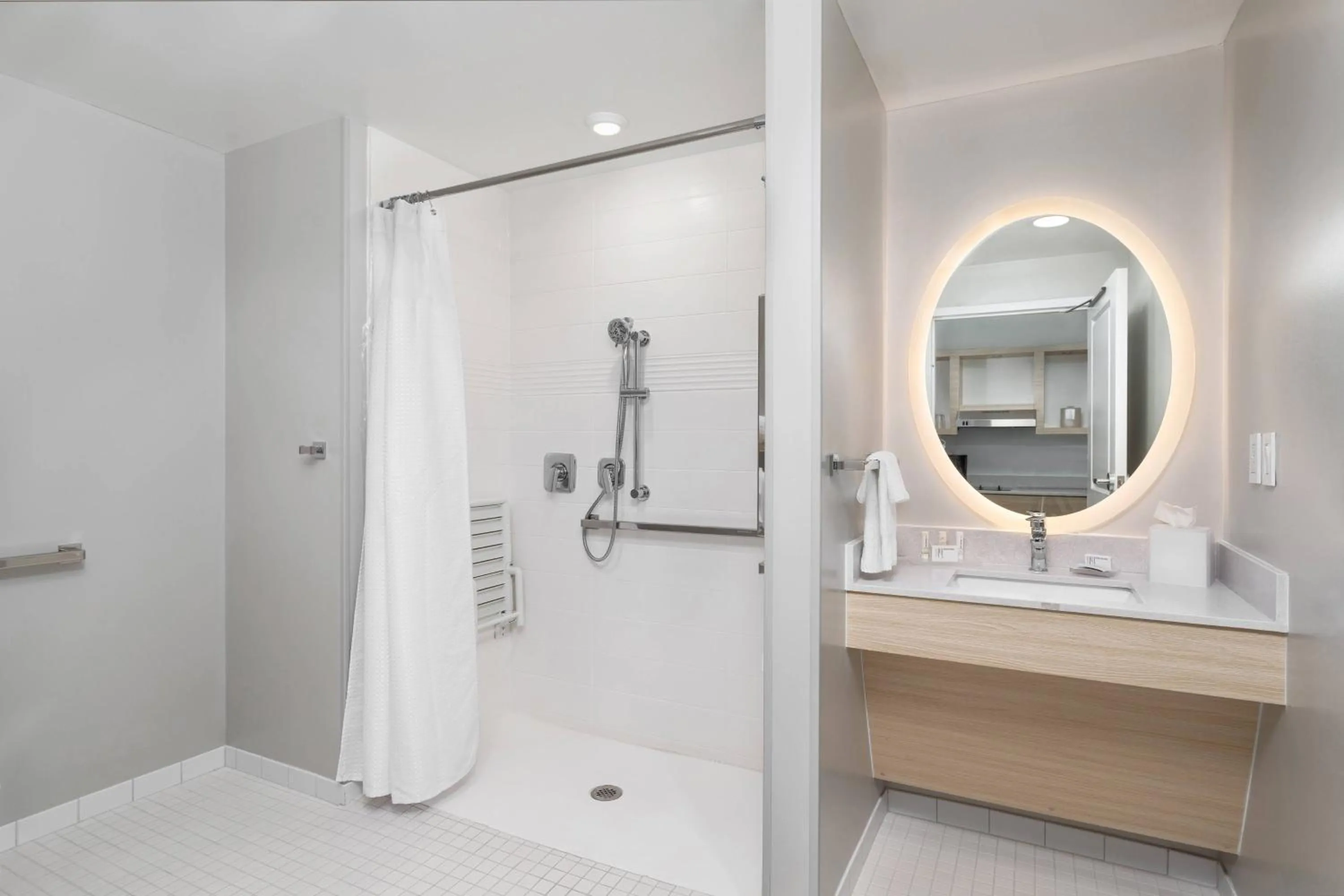 Bathroom in TownePlace Suites By Marriott Orlando Southwest Near Universal