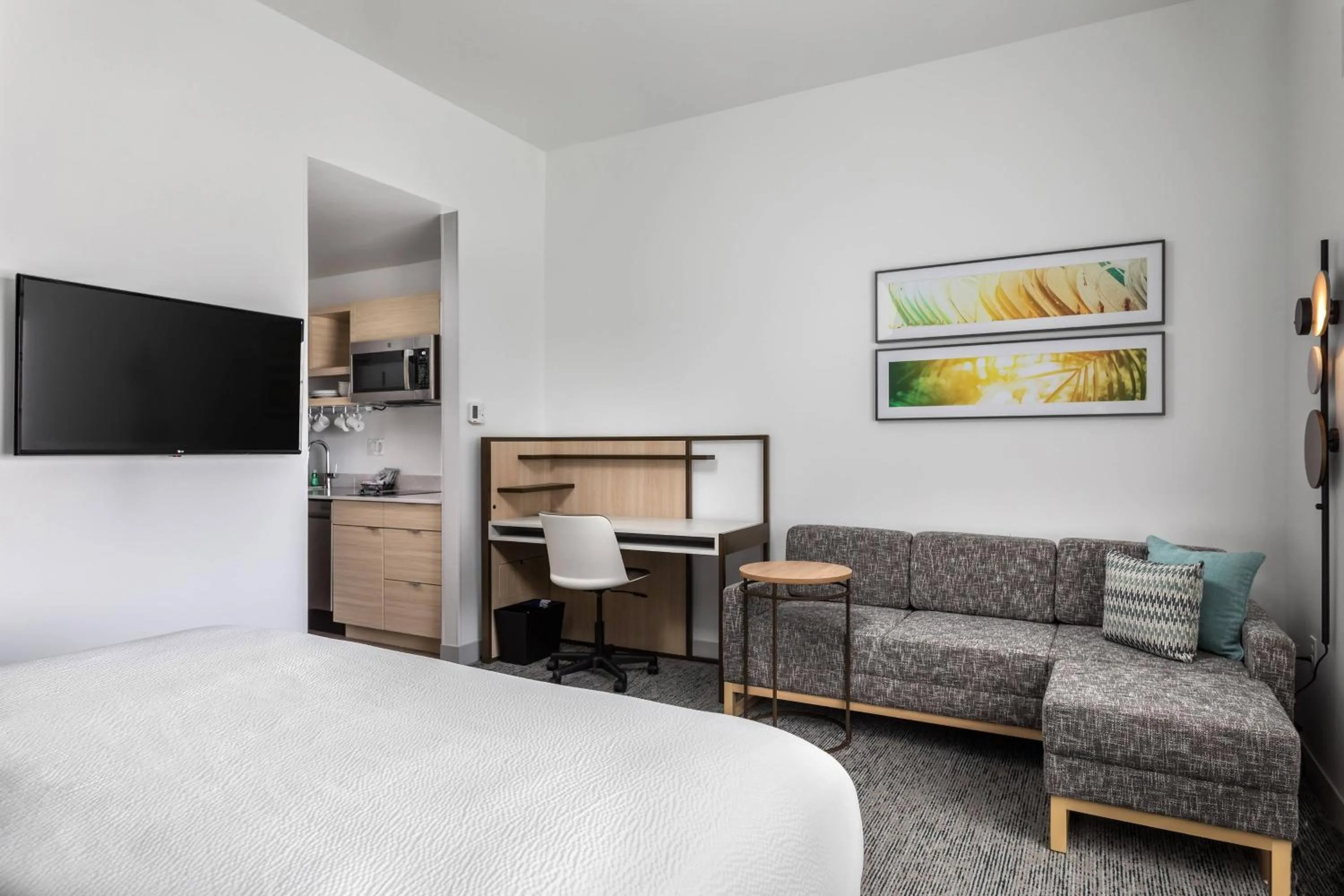 Photo of the whole room, Bed in TownePlace Suites By Marriott Orlando Southwest Near Universal