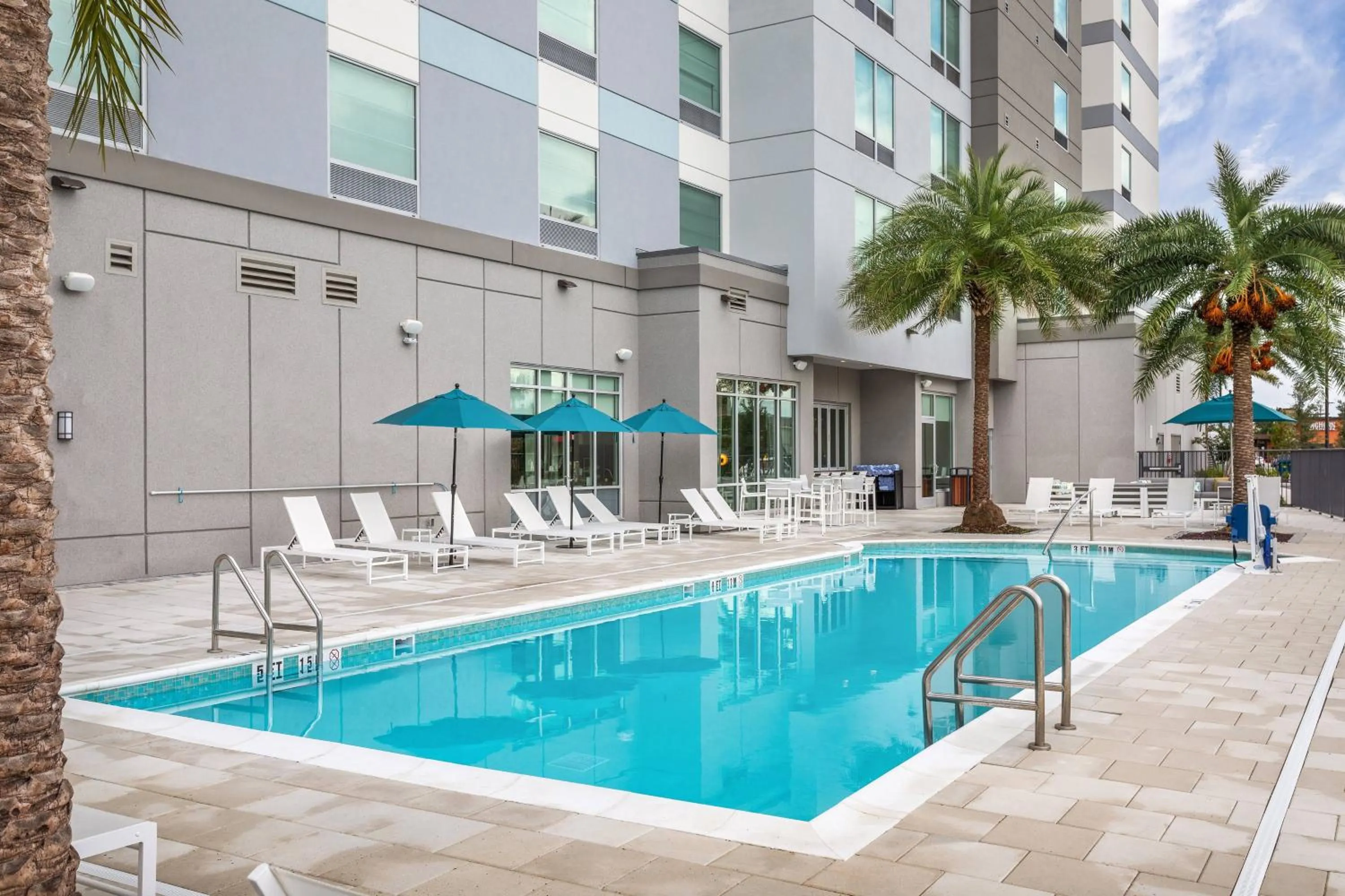 Swimming pool in TownePlace Suites By Marriott Orlando Southwest Near Universal