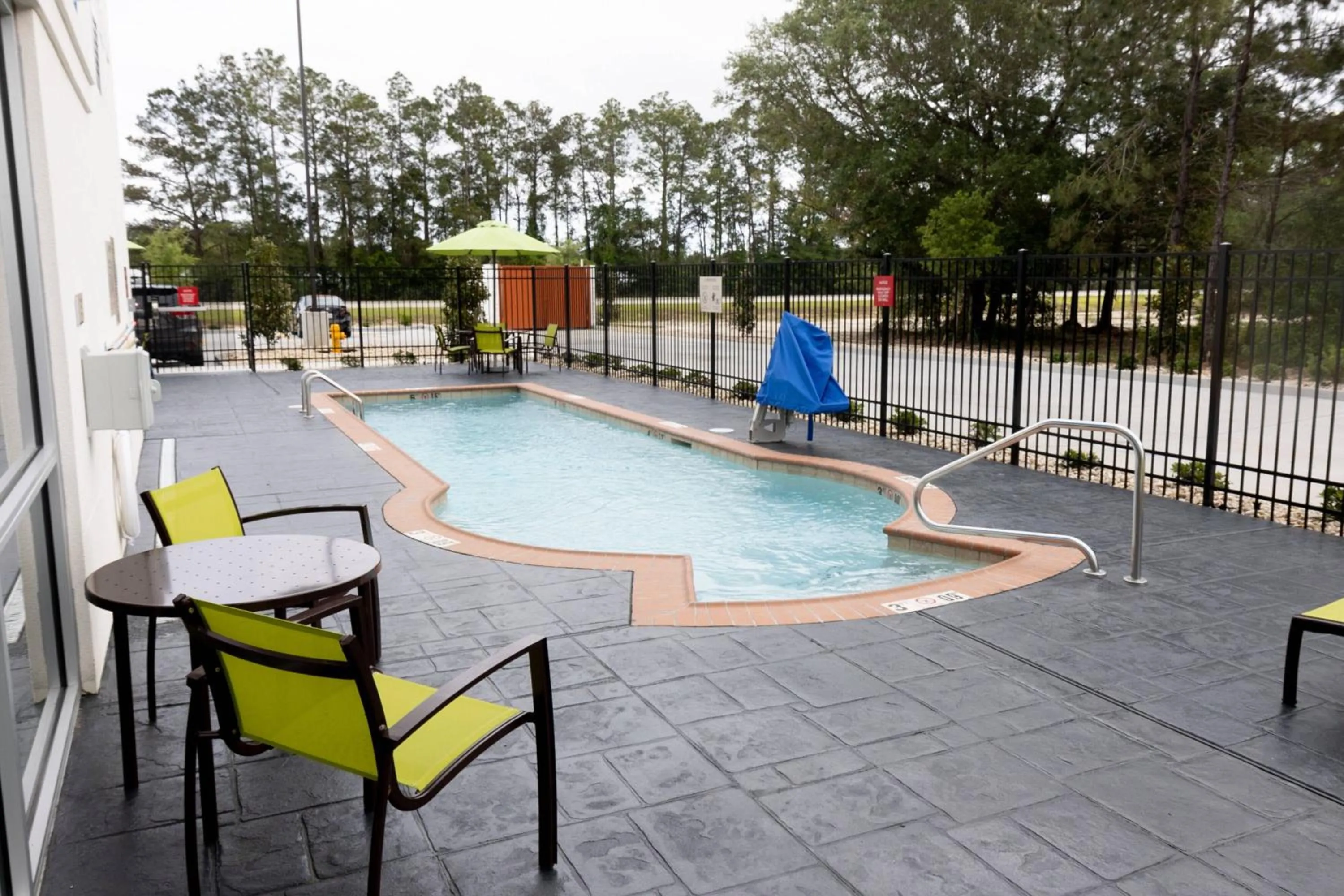 Swimming pool in SpringHill Suites by Marriott Slidell