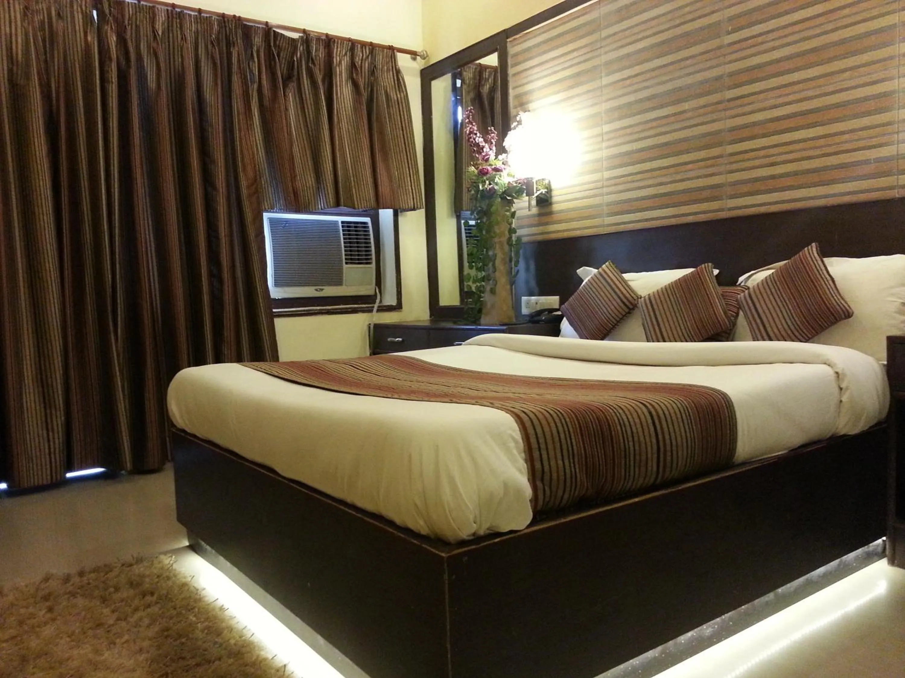 Bathroom, Bed in HOTEL VARUNA