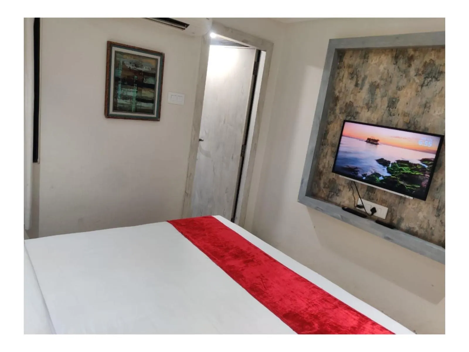 Bed in Hotel Grand Girdhar