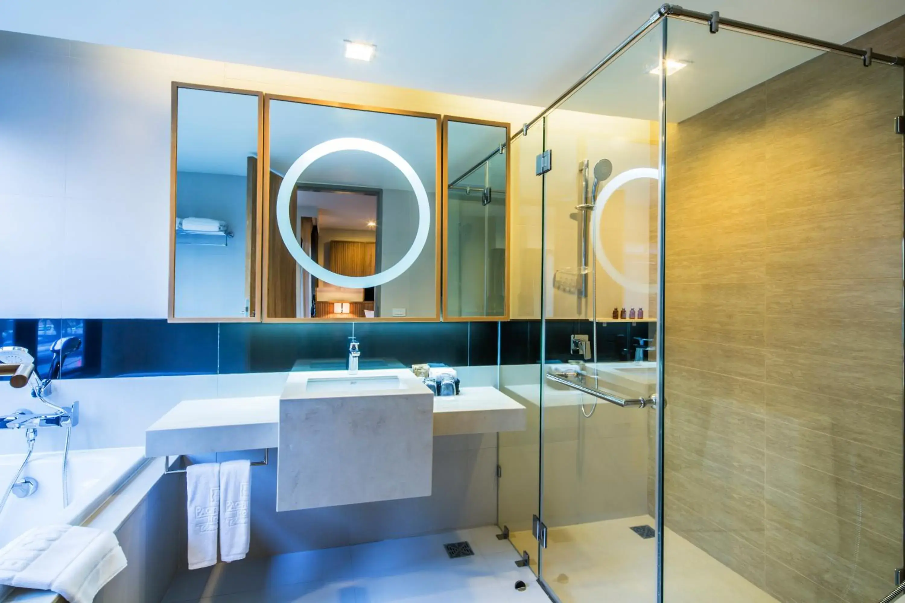 Deluxe Double Room with Bath in Pacific Park Hotel Deluxe Double Room with Bath in Pacific Park Hotel