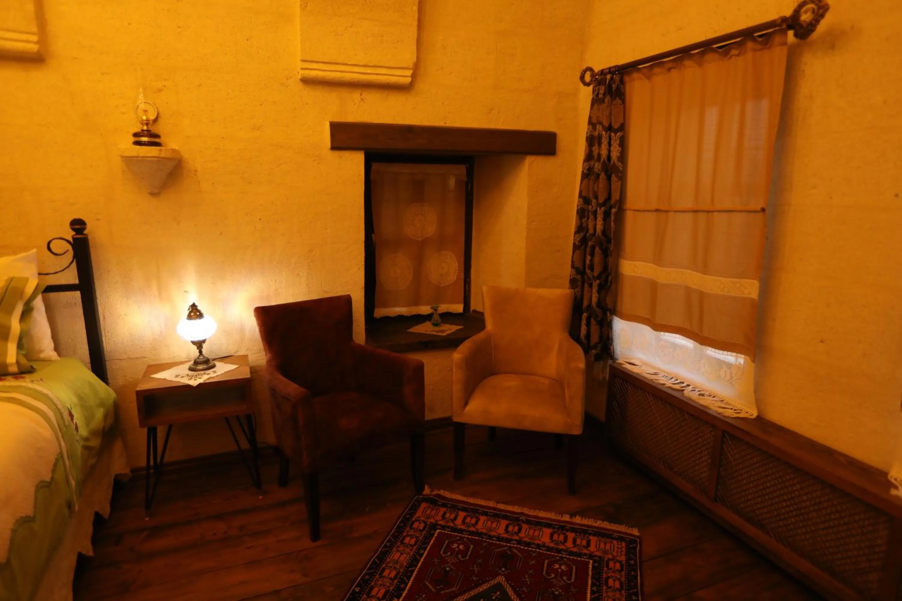 Seating area, Bed in Hancı Cave Hotel