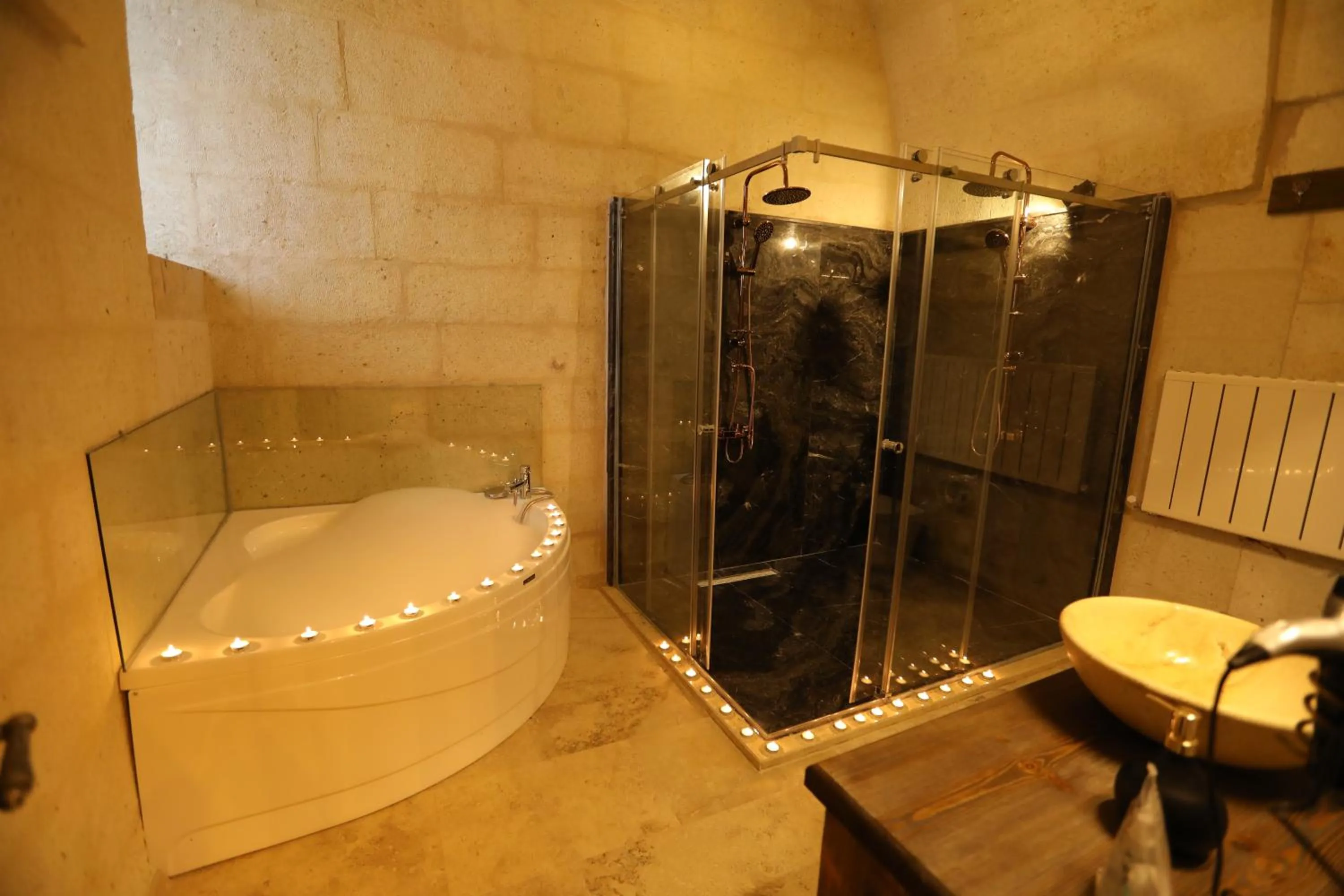 Hot Tub in Hancı Cave Hotel