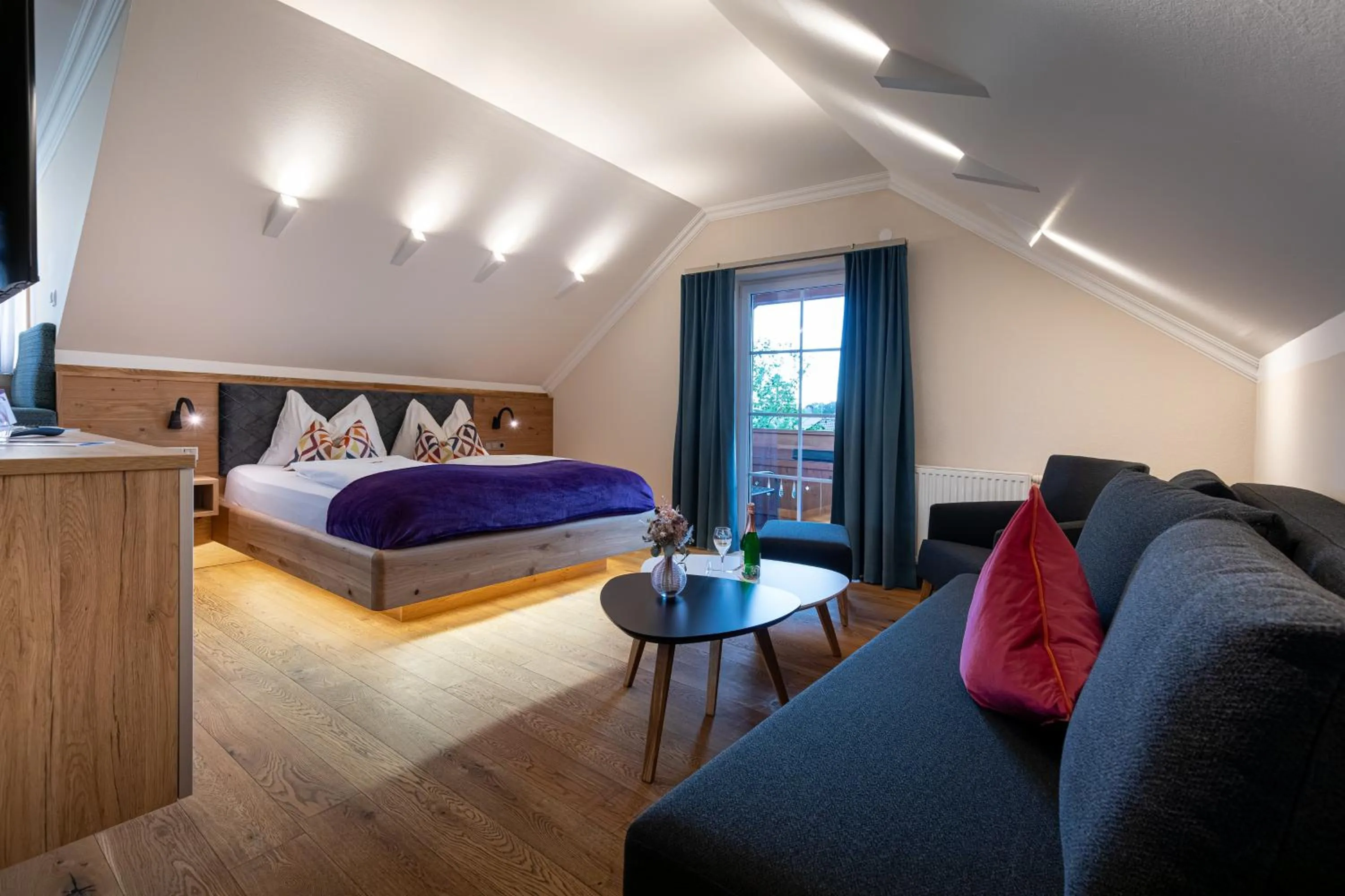 Photo of the whole room, Bed in Design Hotel Frauenschuh