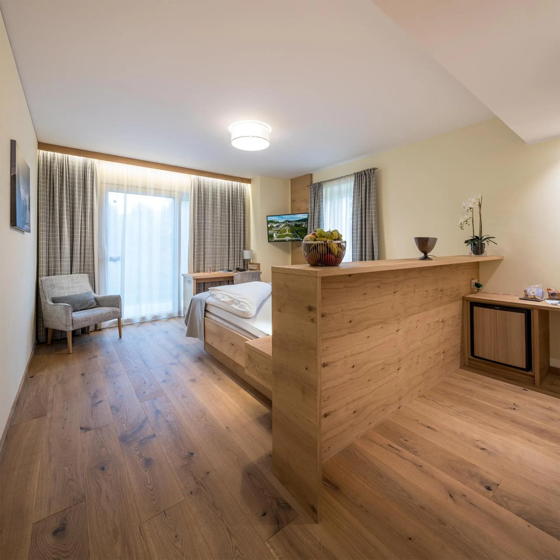 Photo of the whole room, Bed in Design Hotel Frauenschuh