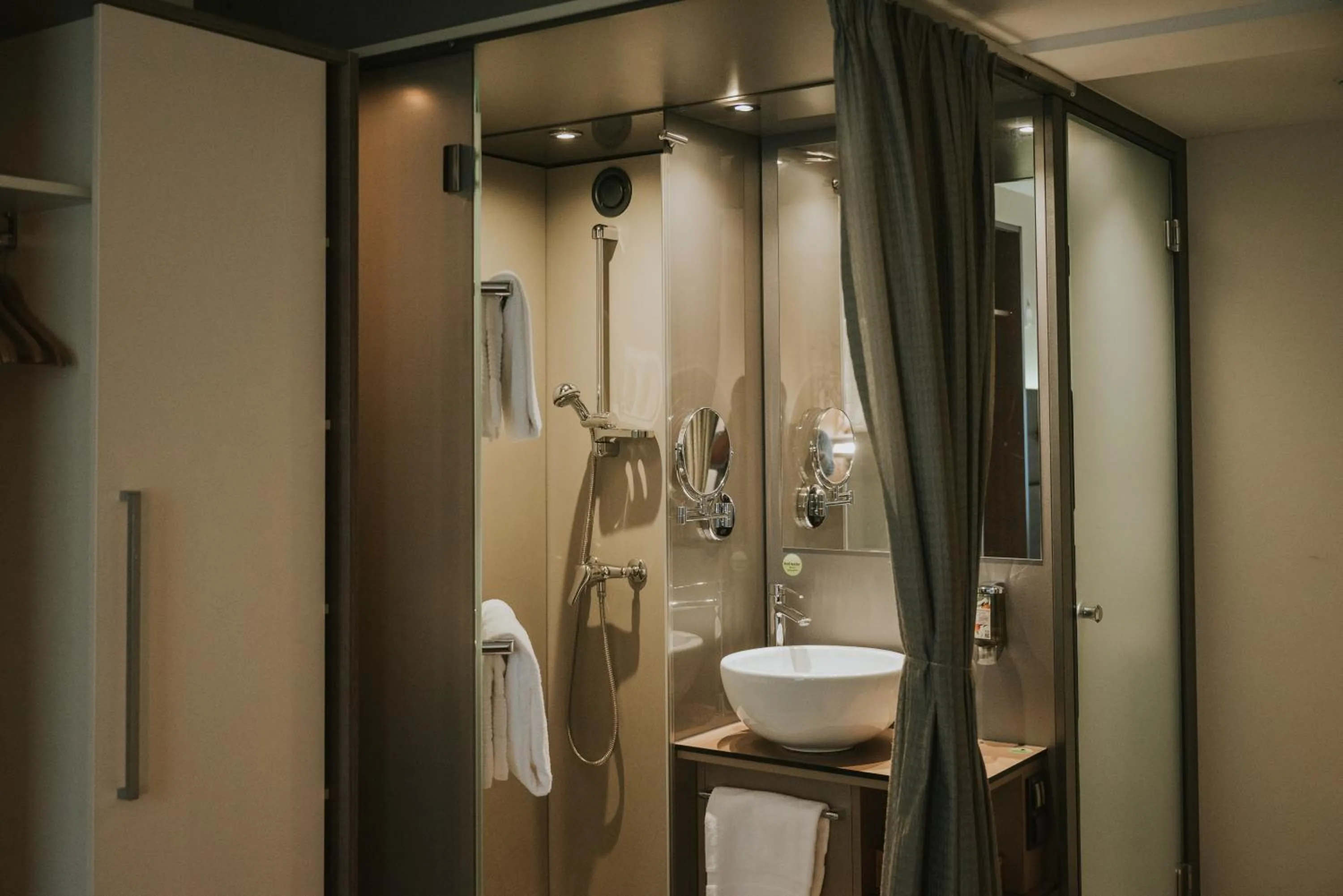 Shower in Boutiquehotel Stadthalle