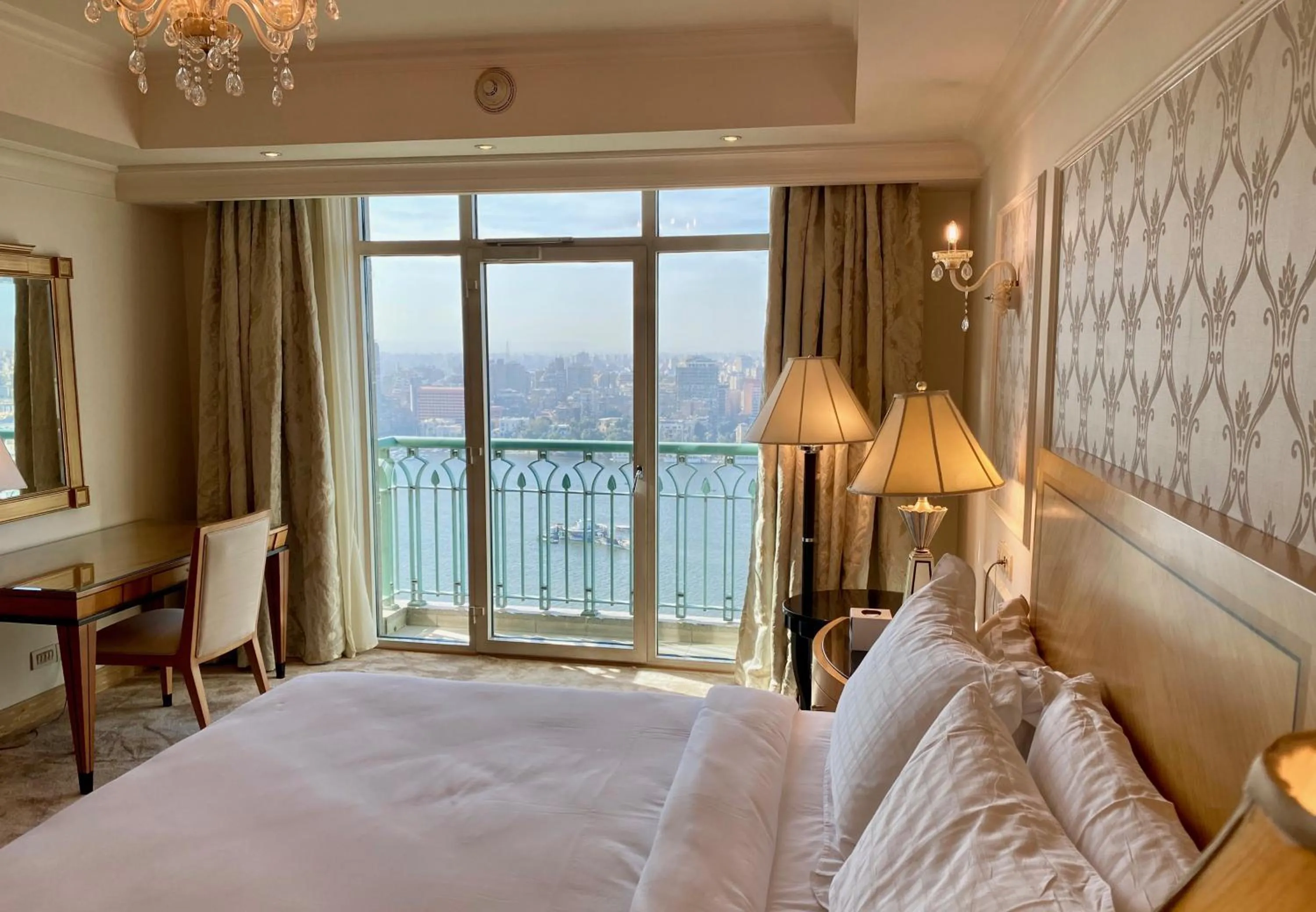 Seating area, Bed in Chez Haytham At Four Seasons Nile Plaza Residential Suite