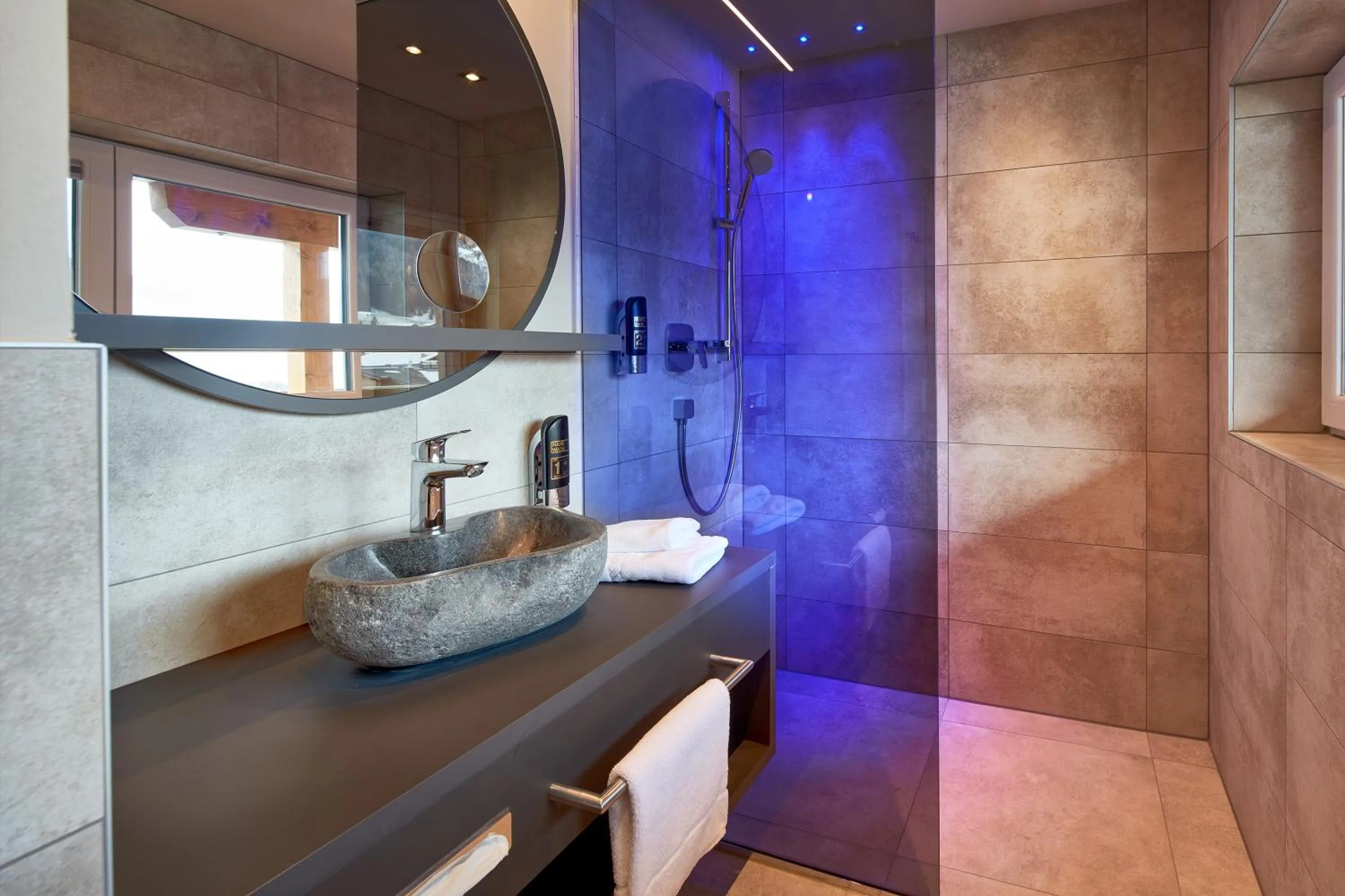 Bathroom in HOTEL SONNBLICK, Kaprun, Salzburg - am Kitzsteinhorn Gletscher