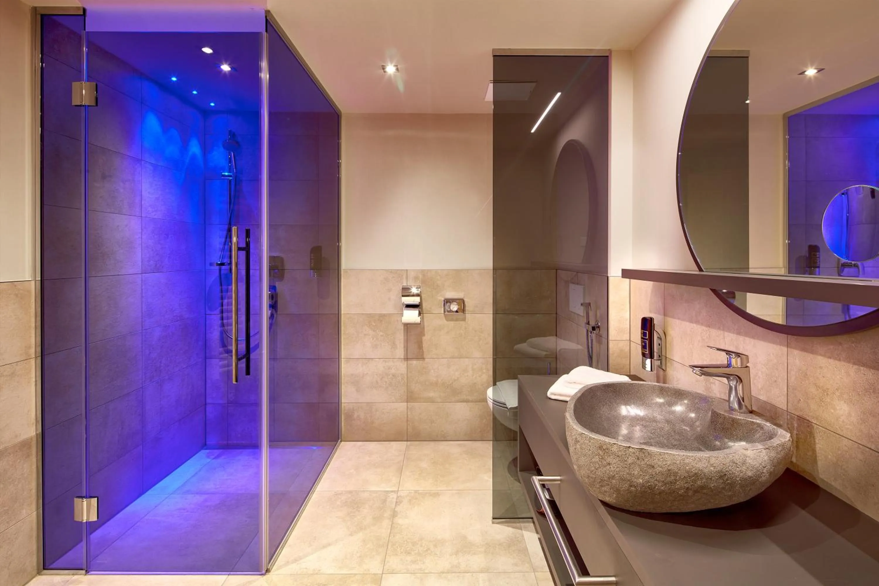 Bathroom in HOTEL SONNBLICK, Kaprun, Salzburg - am Kitzsteinhorn Gletscher