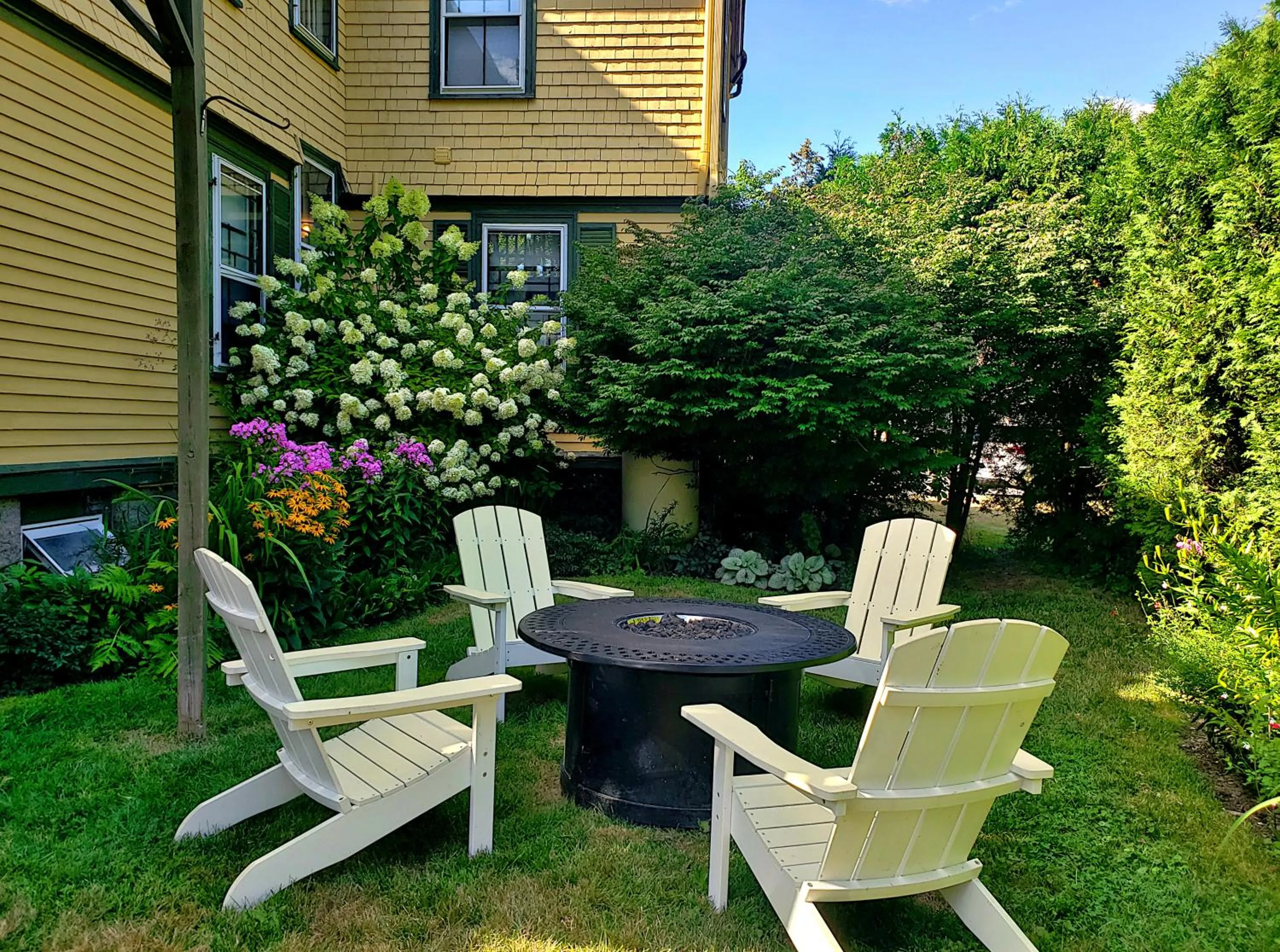 Patio in Sand Bar Cottage Inn