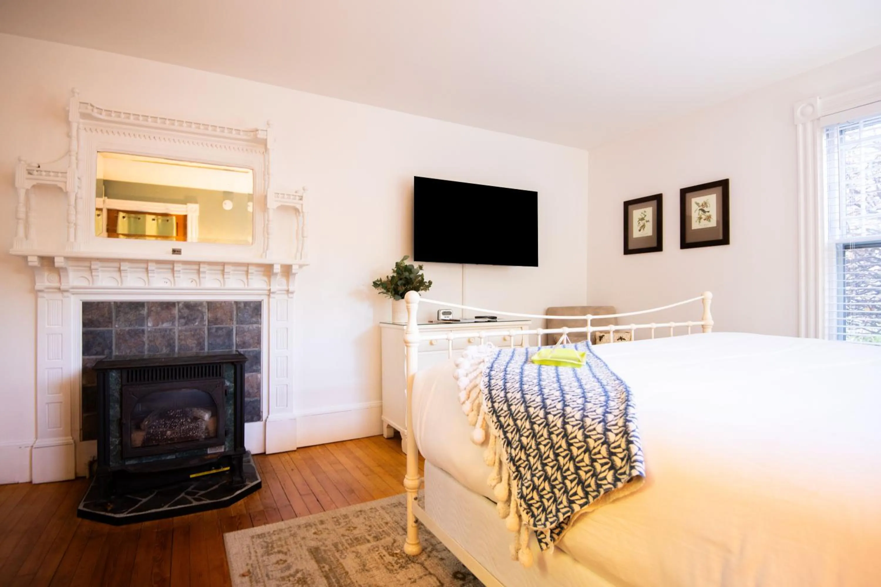 Bed in Sand Bar Cottage Inn