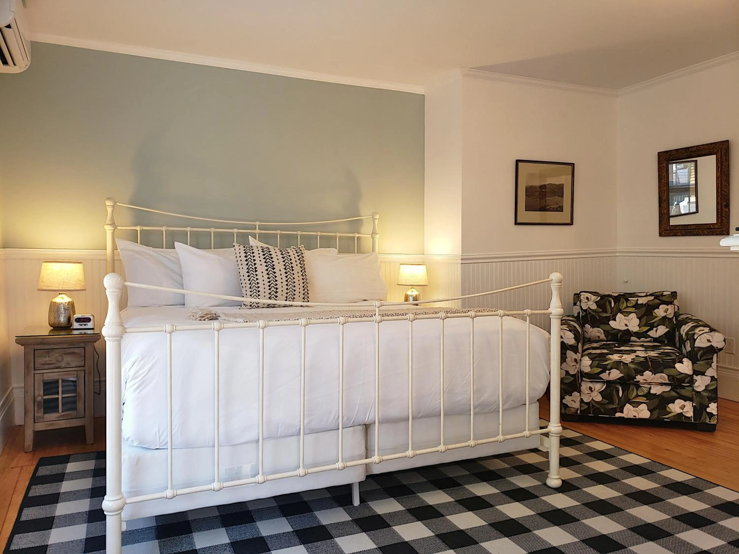 Bed in Sand Bar Cottage Inn