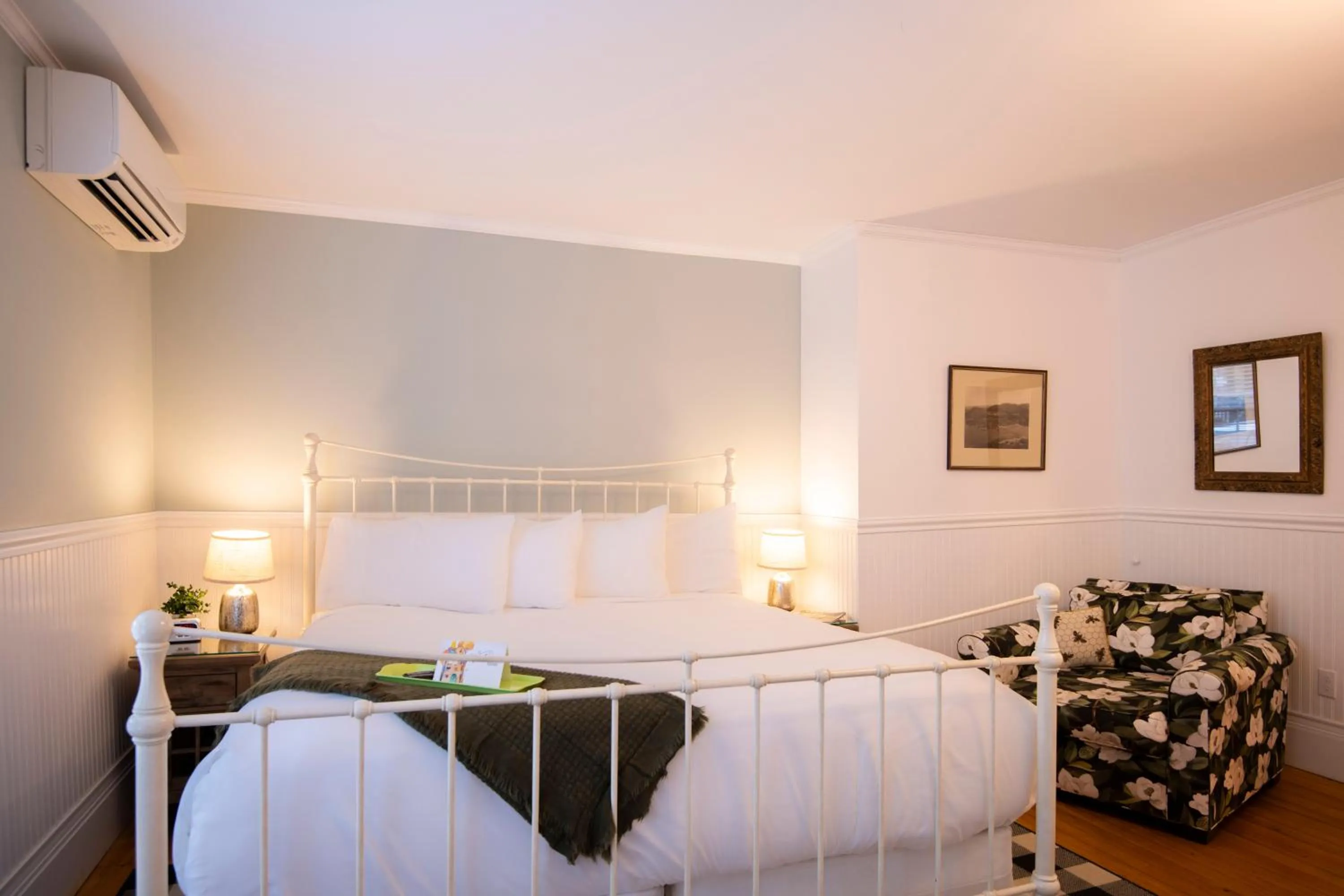 Bed in Sand Bar Cottage Inn