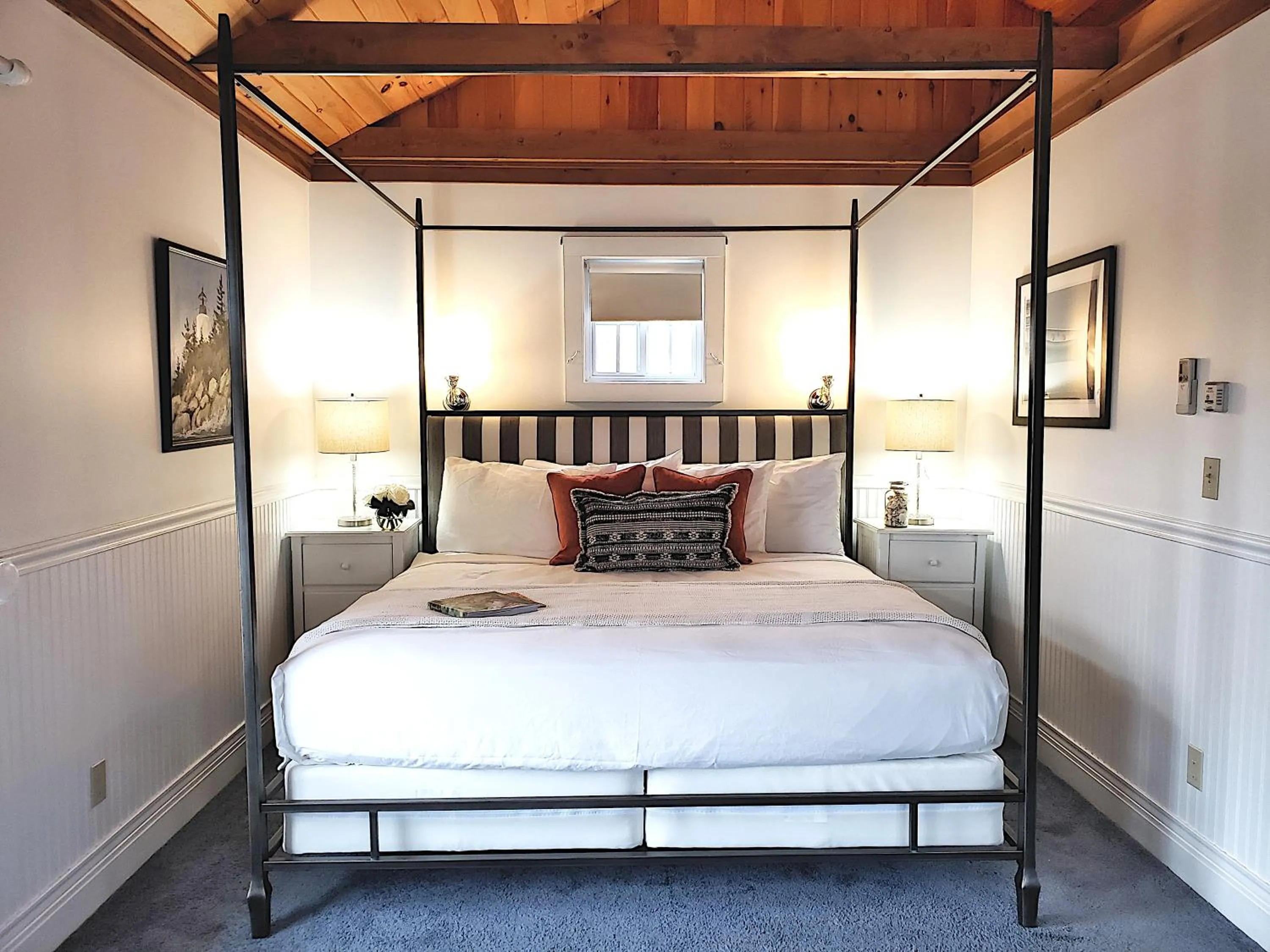 Bed in Sand Bar Cottage Inn