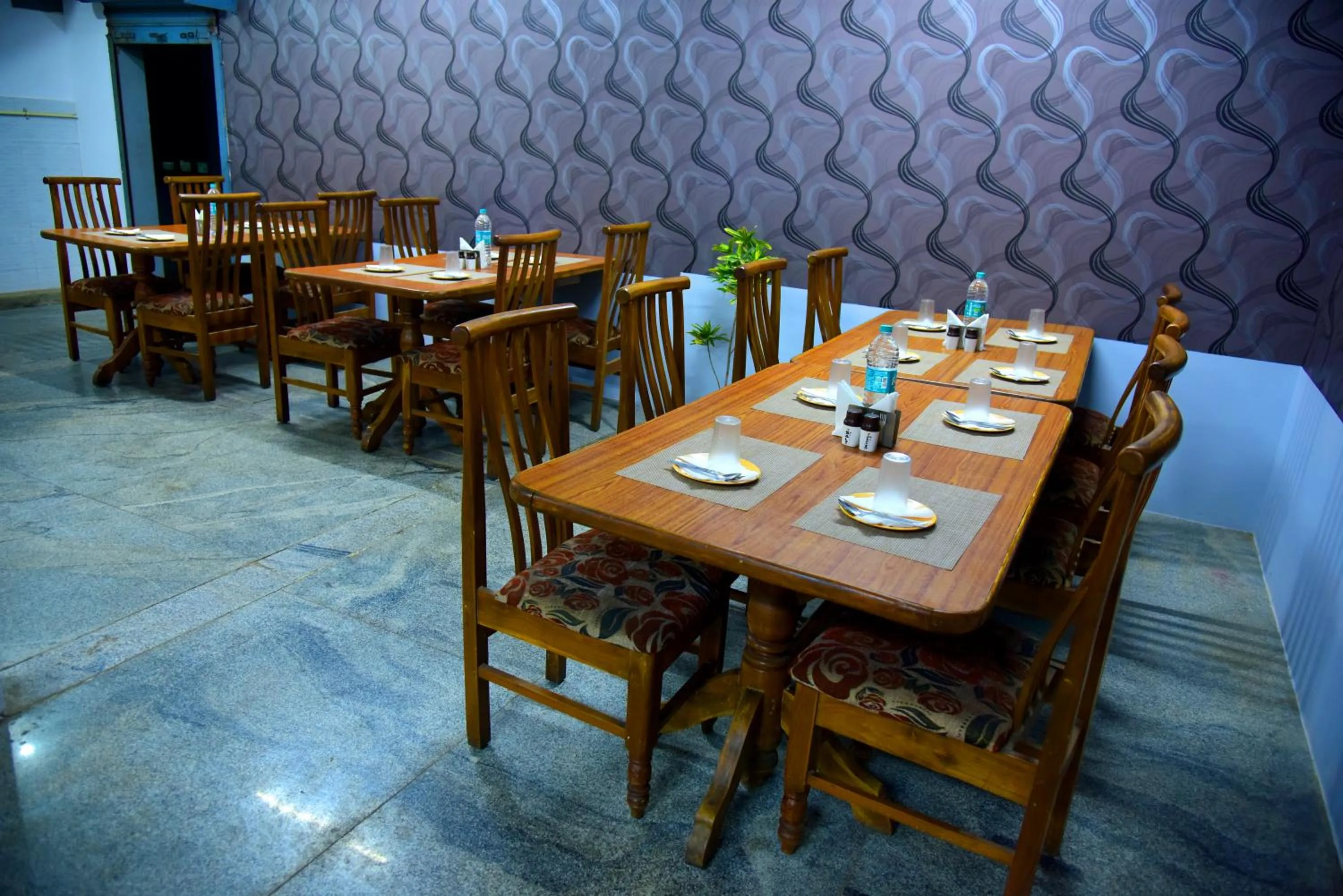 Restaurant/places to eat in Hotel Housefinch Residency