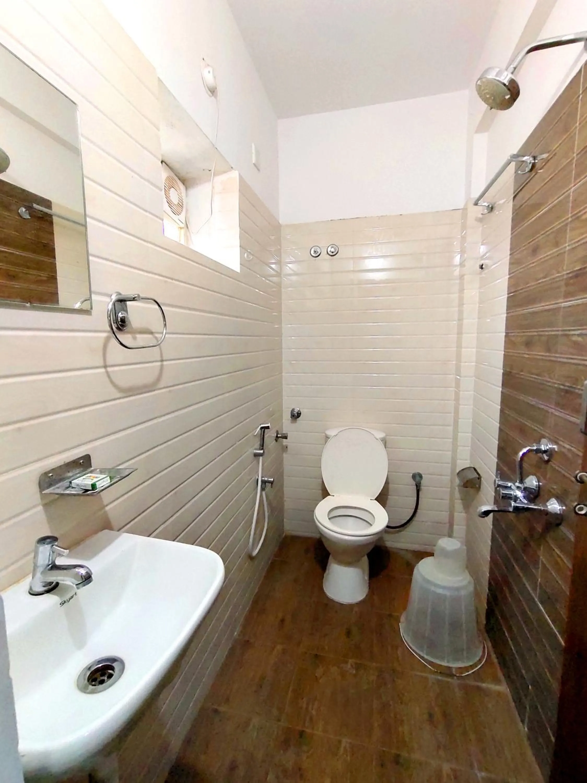 Bathroom in Hotel Housefinch Residency