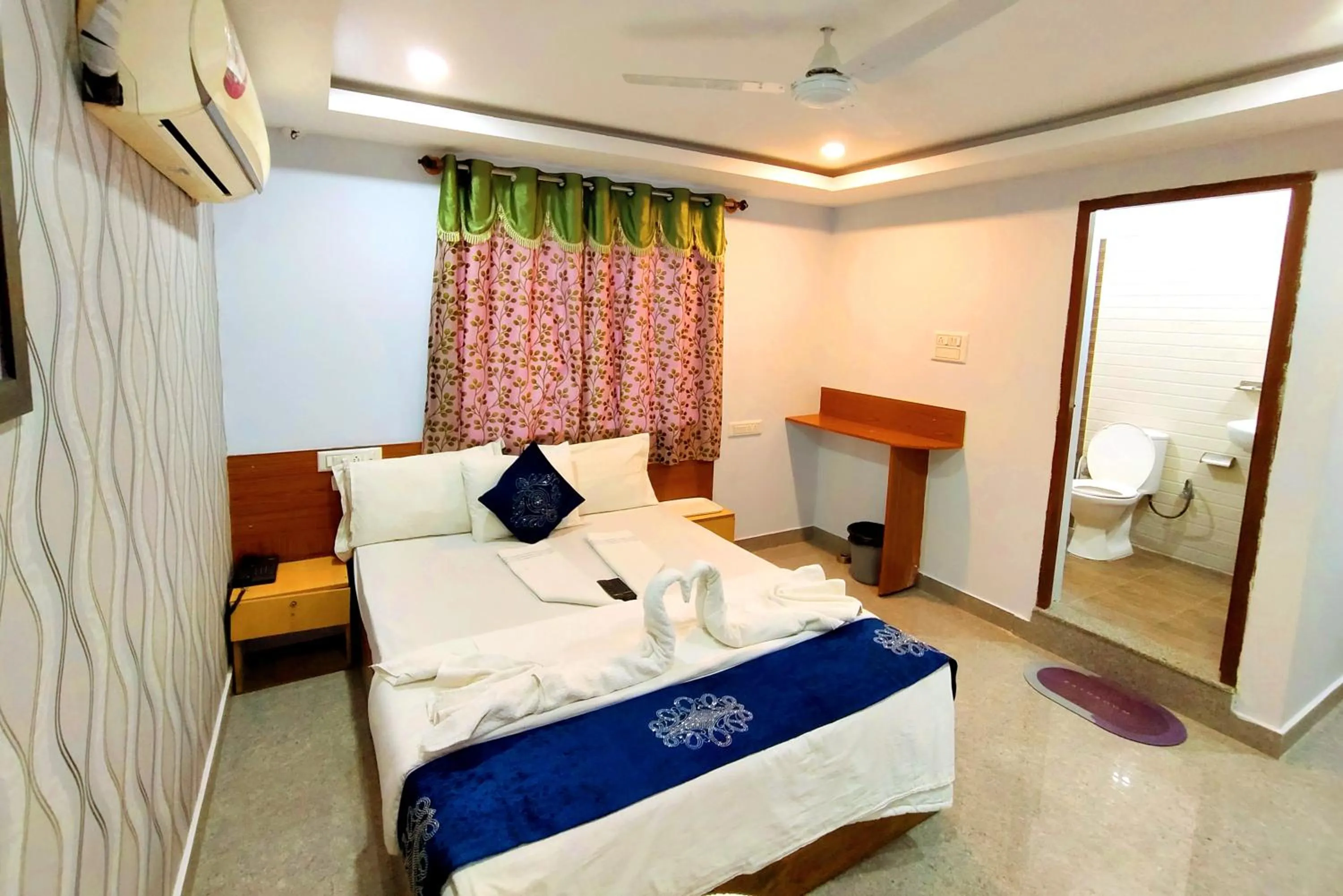 Bedroom, Bed in Hotel Housefinch Residency