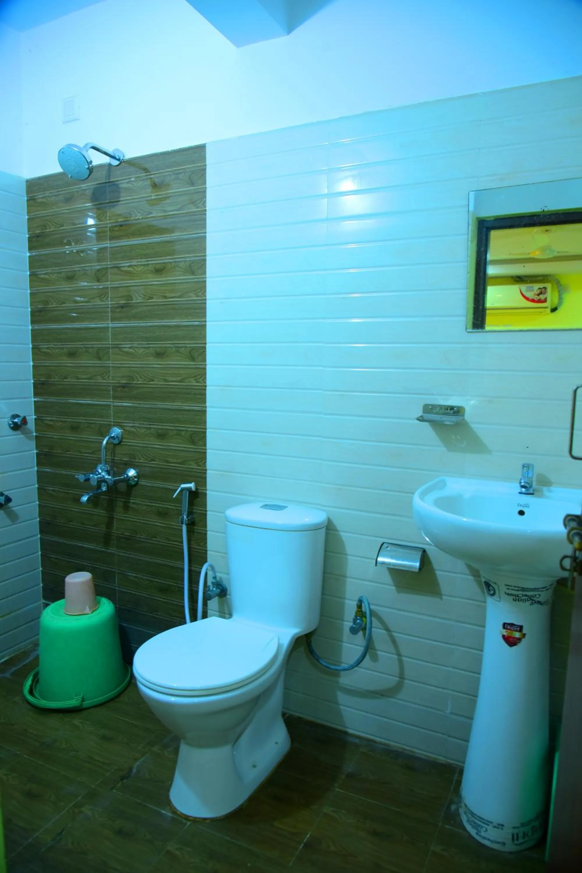 Bathroom in Hotel Housefinch Residency