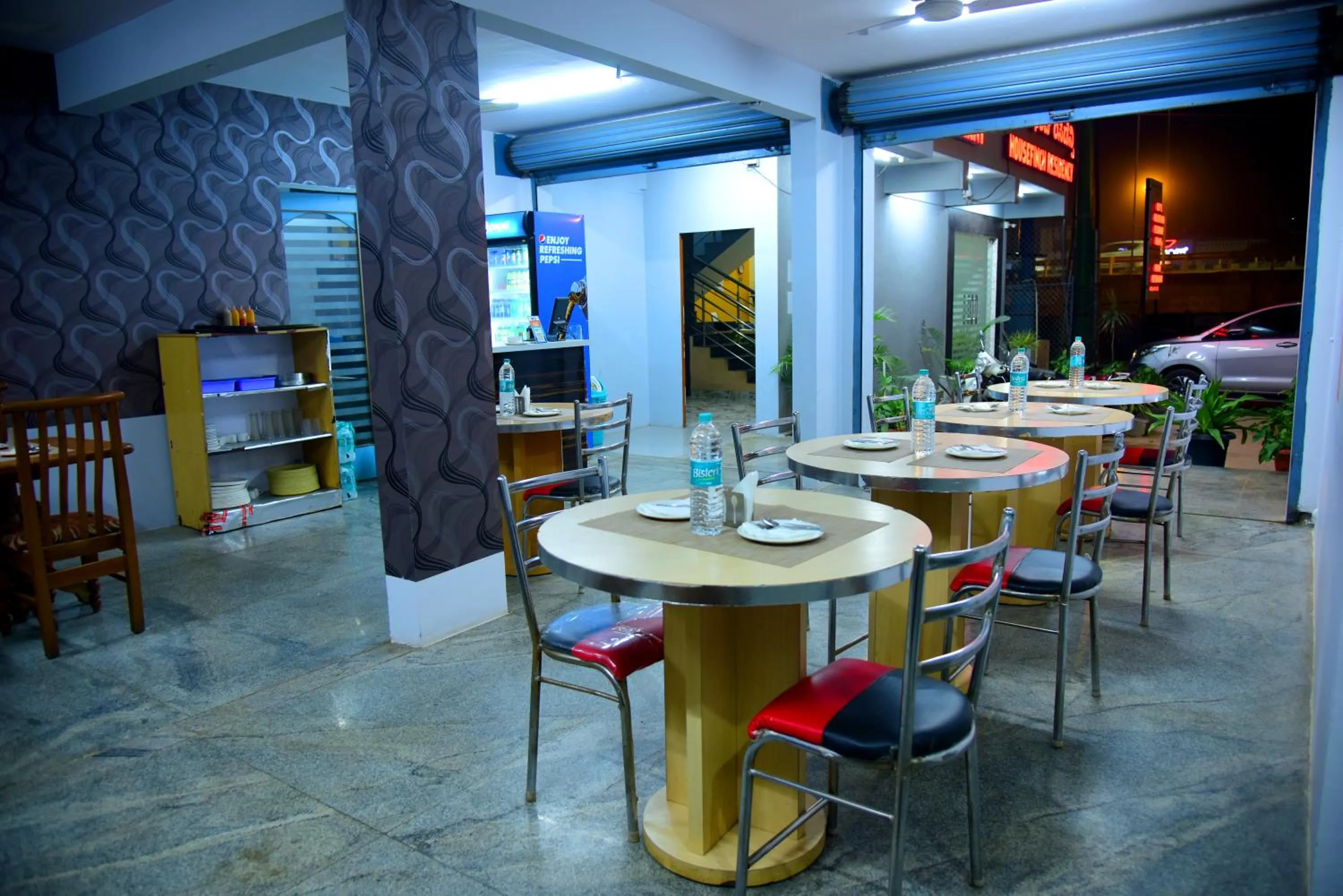 Restaurant/places to eat in Hotel Housefinch Residency