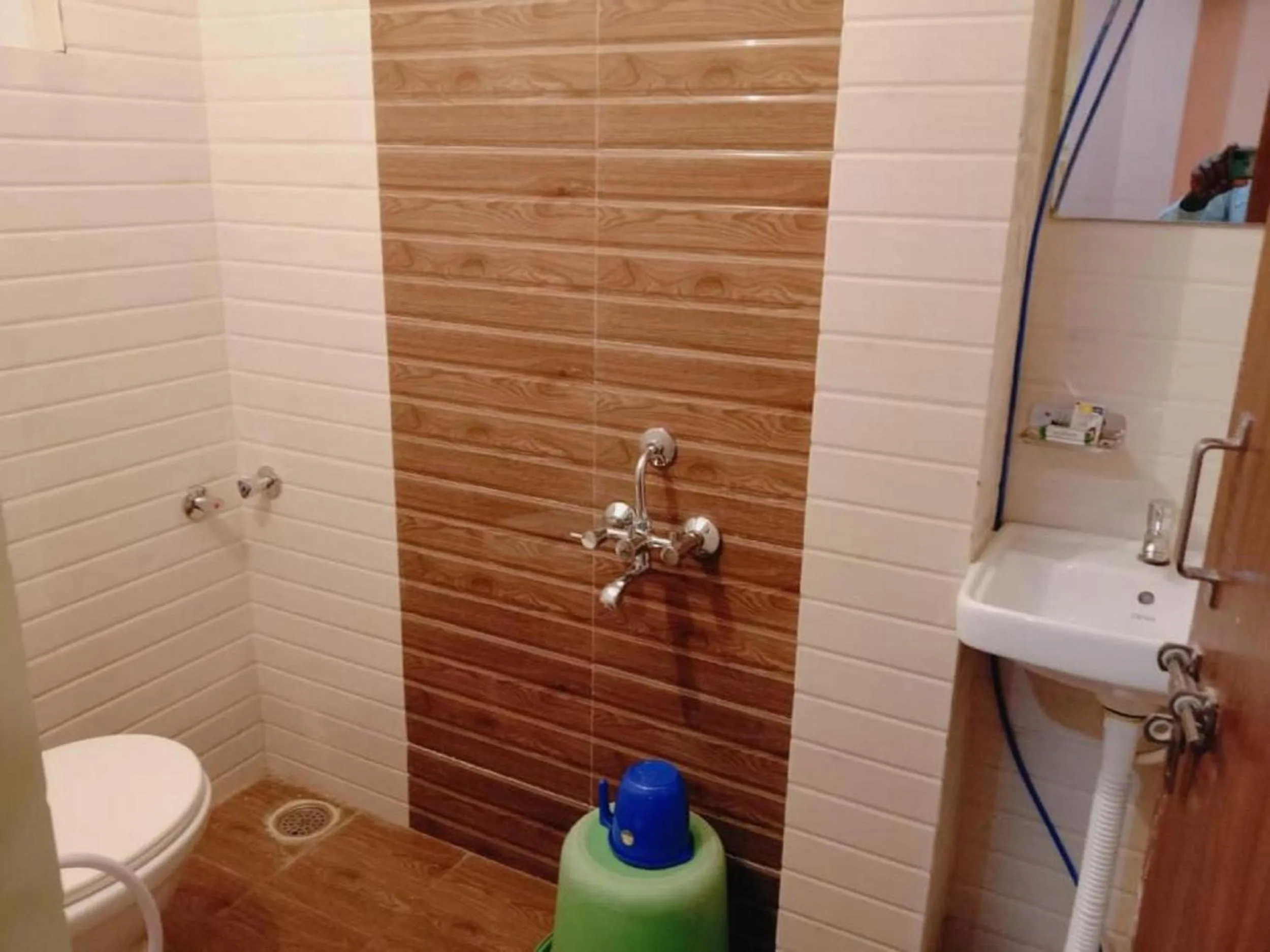 Bathroom in Hotel Housefinch Residency