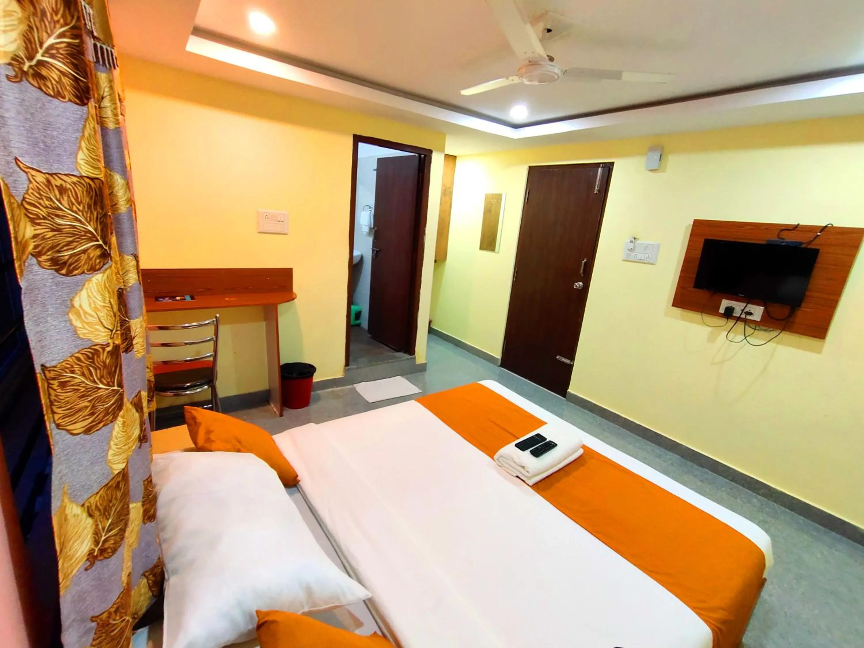 Photo of the whole room, Bed in Hotel Housefinch Residency