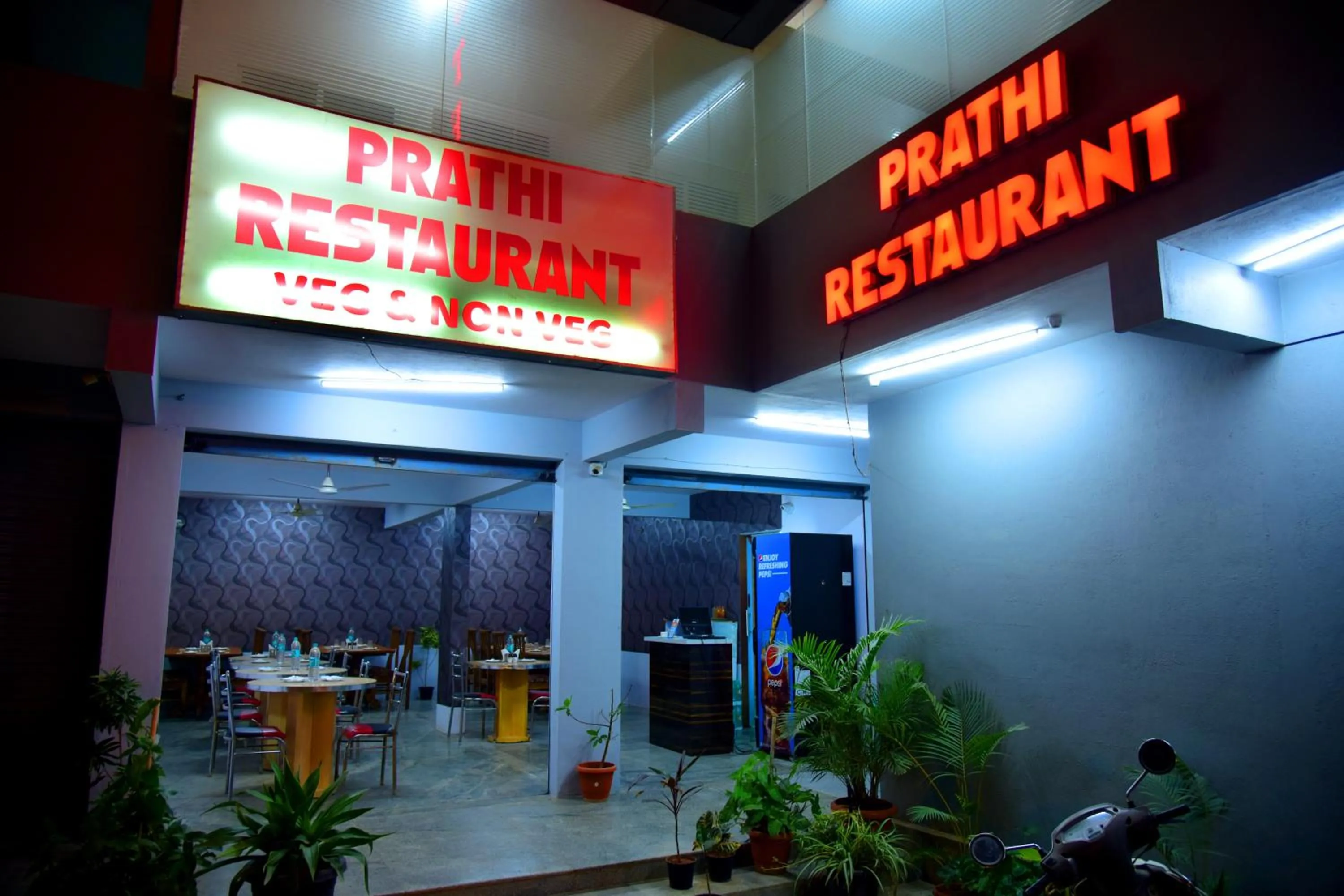 Restaurant/places to eat in Hotel Housefinch Residency