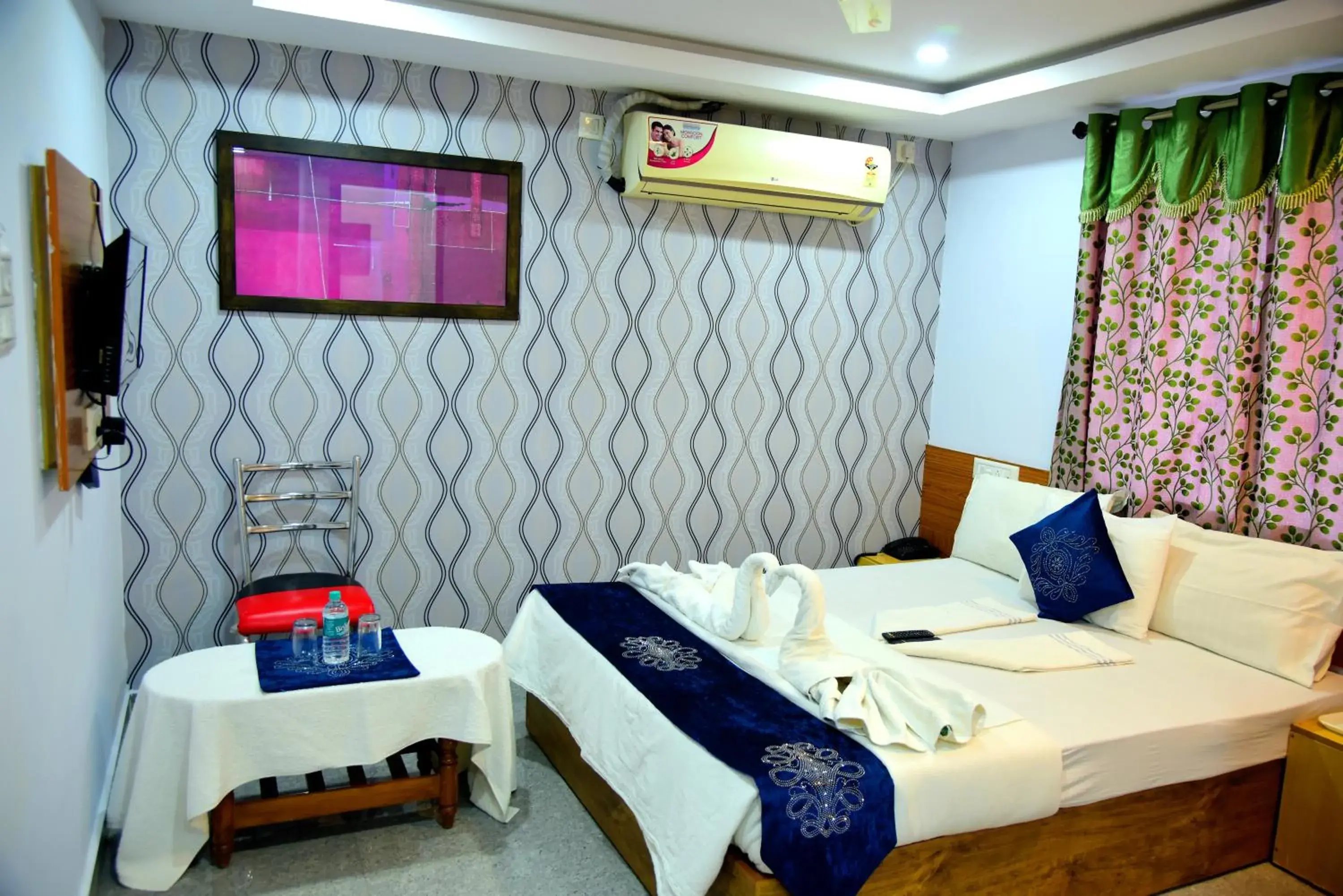 Economy Double Room - single occupancy in Hotel Housefinch Residency Economy Double Room - single occupancy in Hotel Housefinch Residency