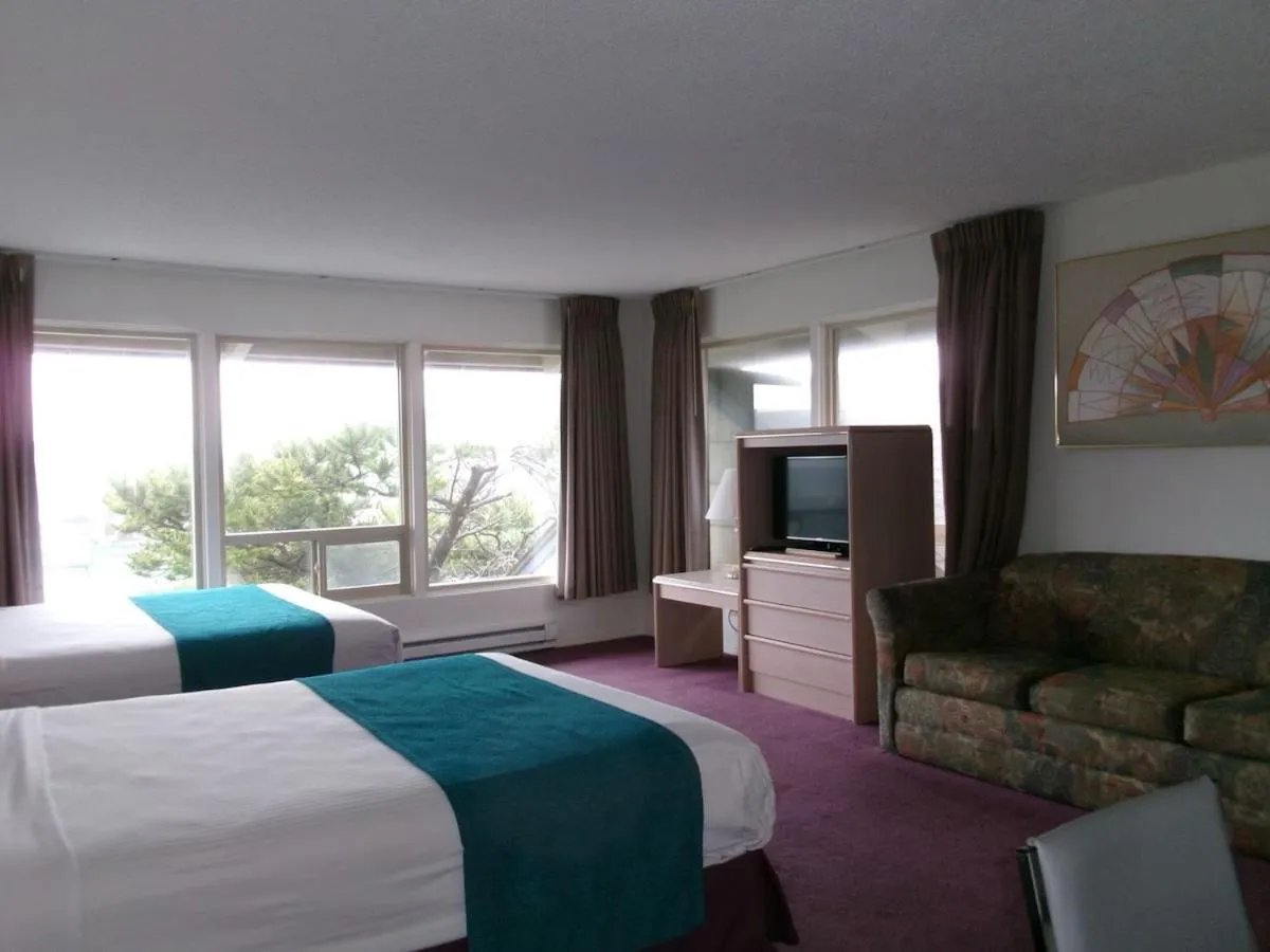 Seating area, Bed in Seahorse Oceanfront Lodge