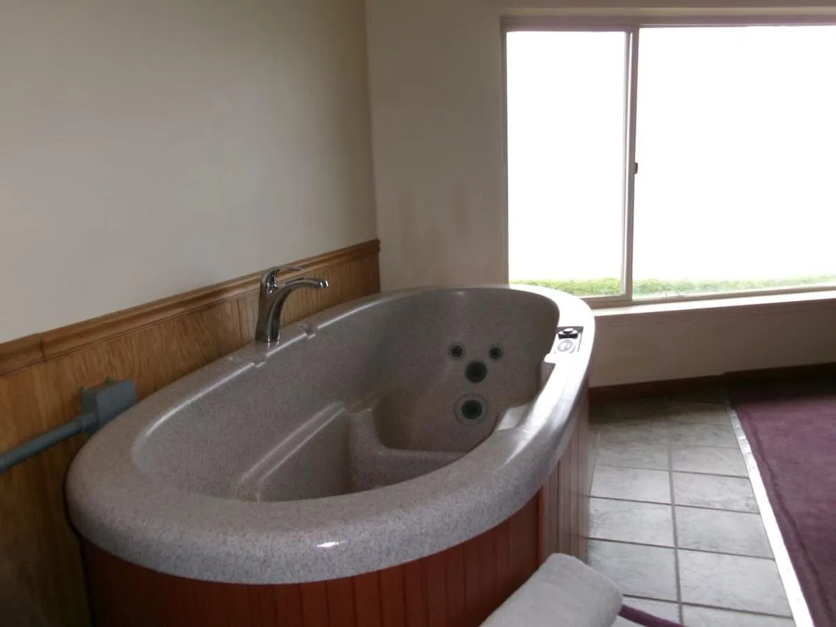 Hot Tub in Seahorse Oceanfront Lodge