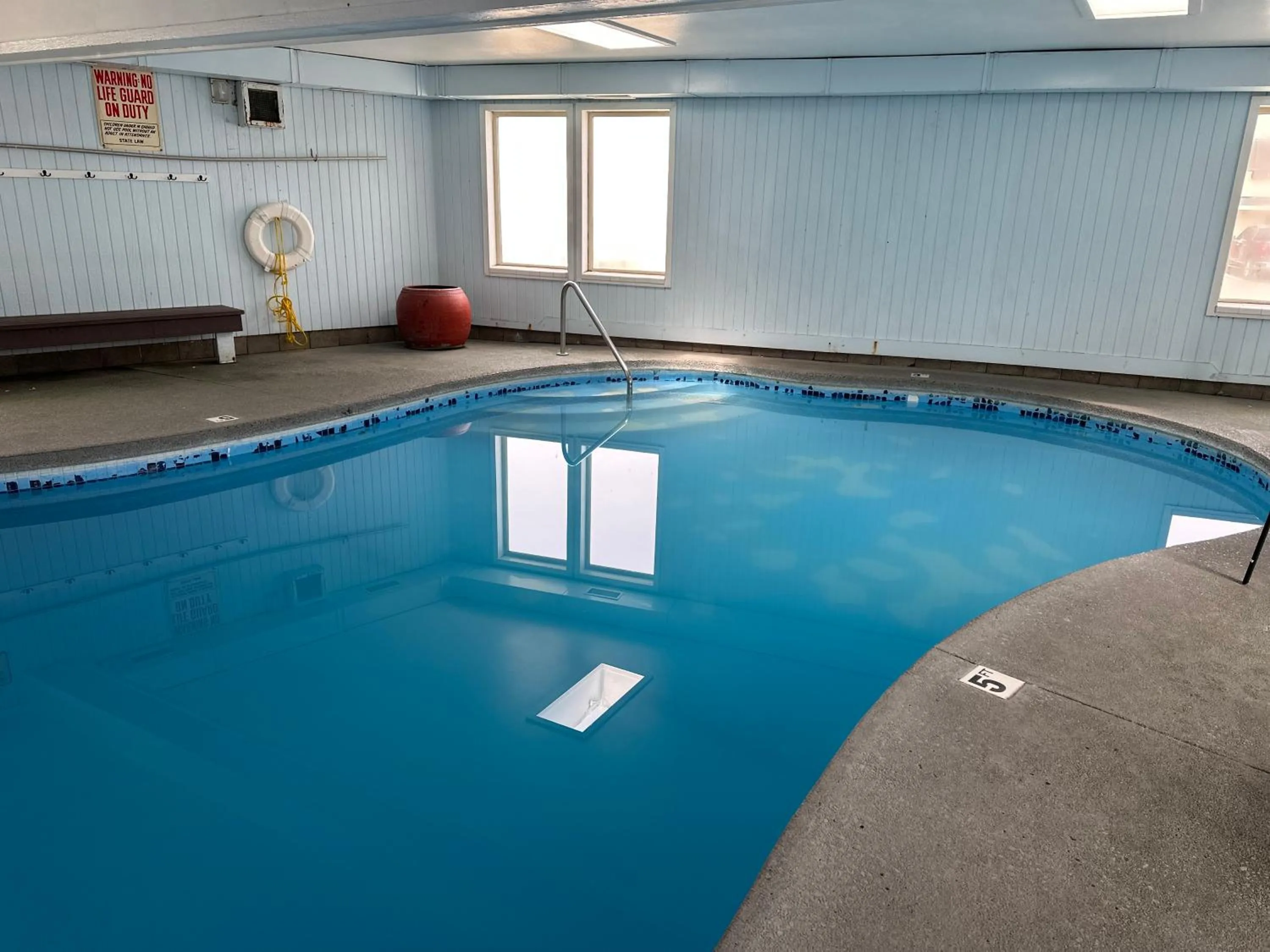Swimming pool in Seahorse Oceanfront Lodge
