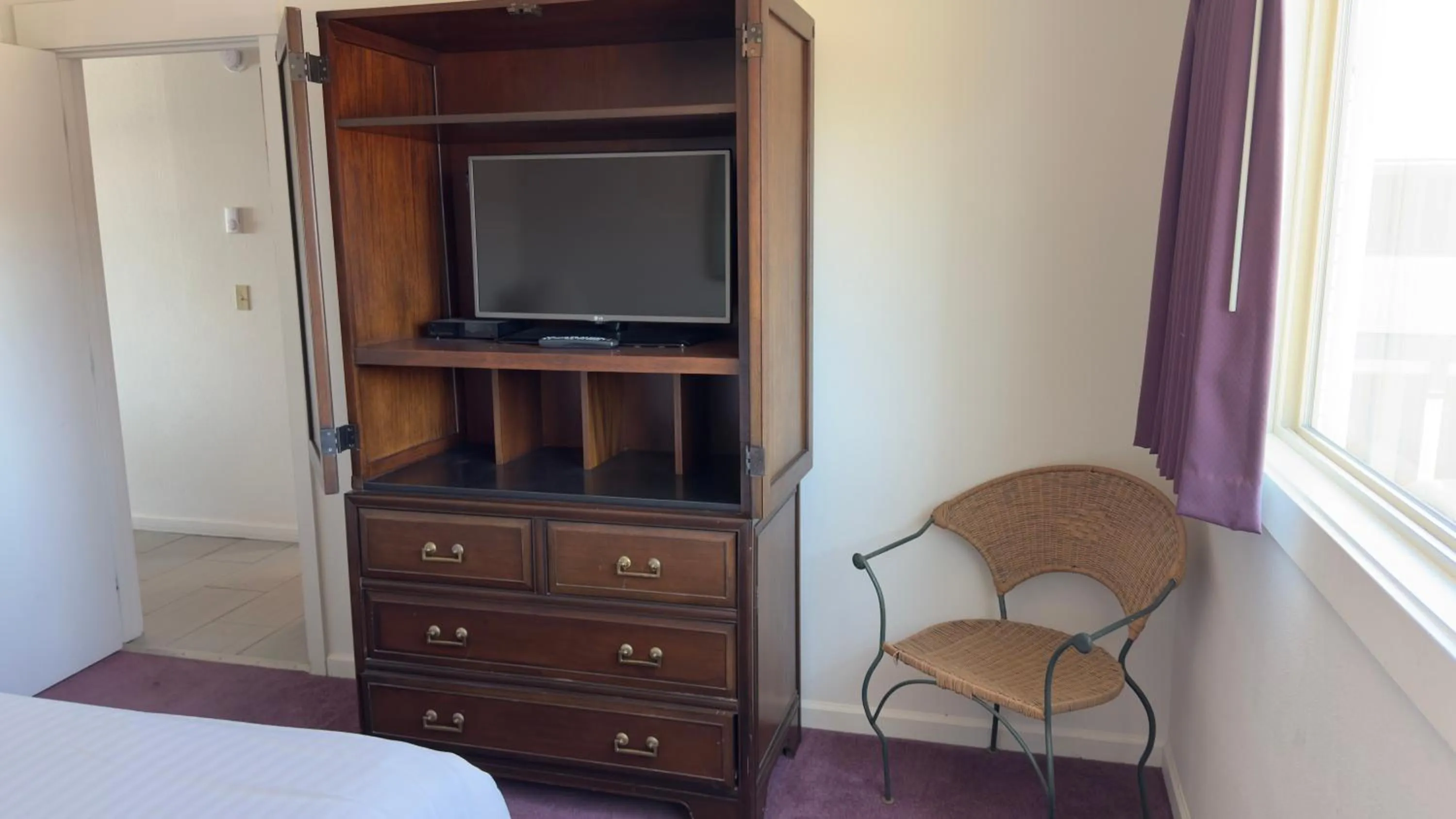 TV and multimedia, Bed in Seahorse Oceanfront Lodge