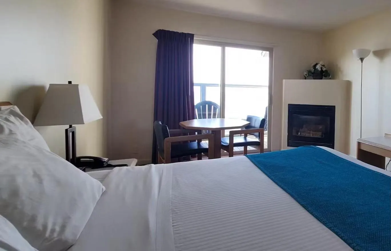 King Studio Oceanfront with Balcony and Fireplace  in Seahorse Oceanfront Lodge