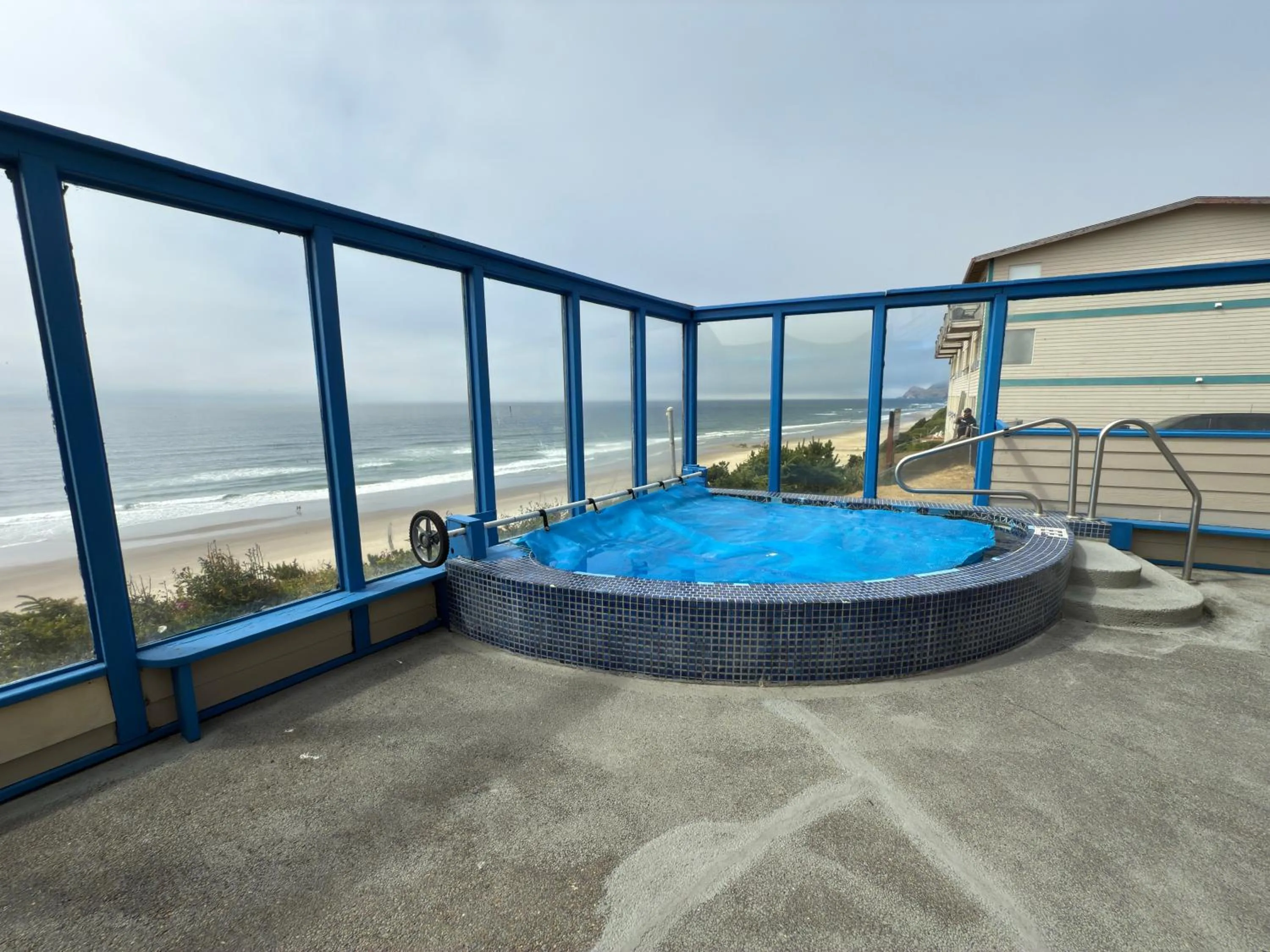 Hot Tub in Seahorse Oceanfront Lodge