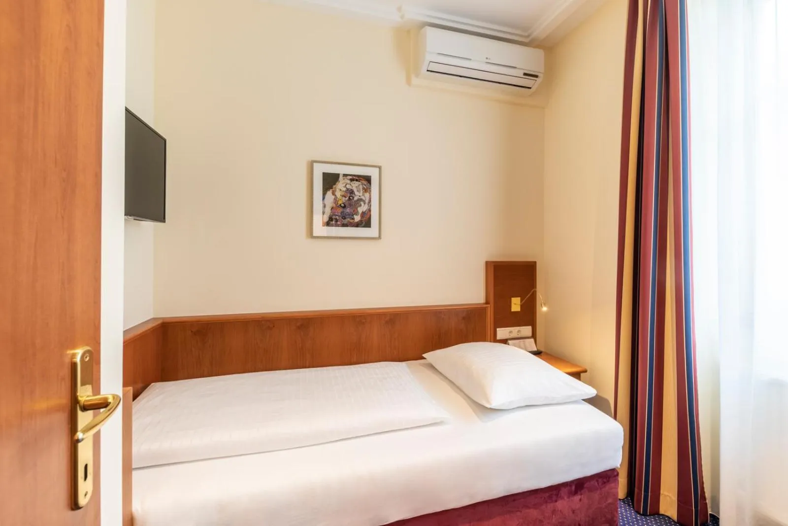 Photo of the whole room, Bed in Austria Classic Hotel Wien