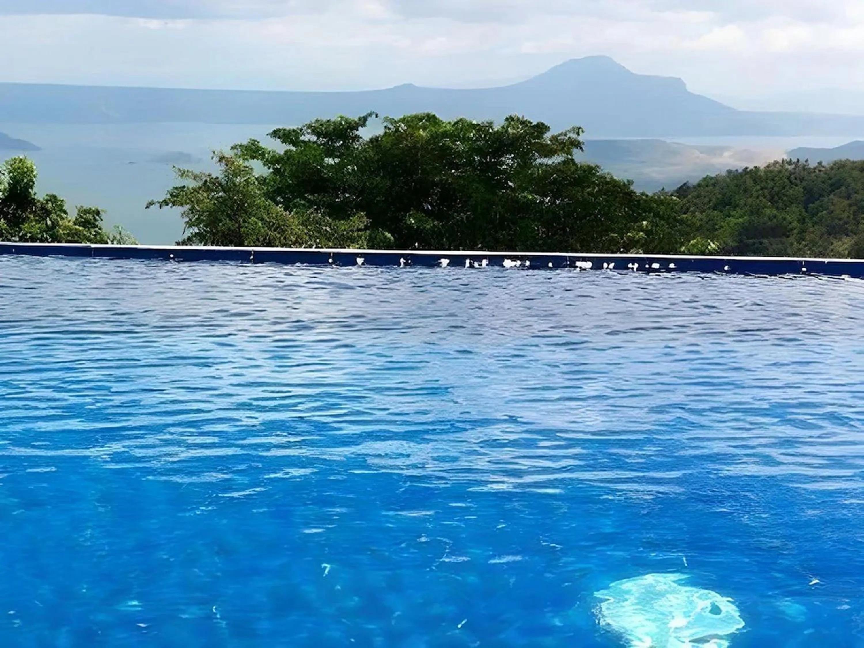 Swimming pool in Tagaytay Hotel SixB
