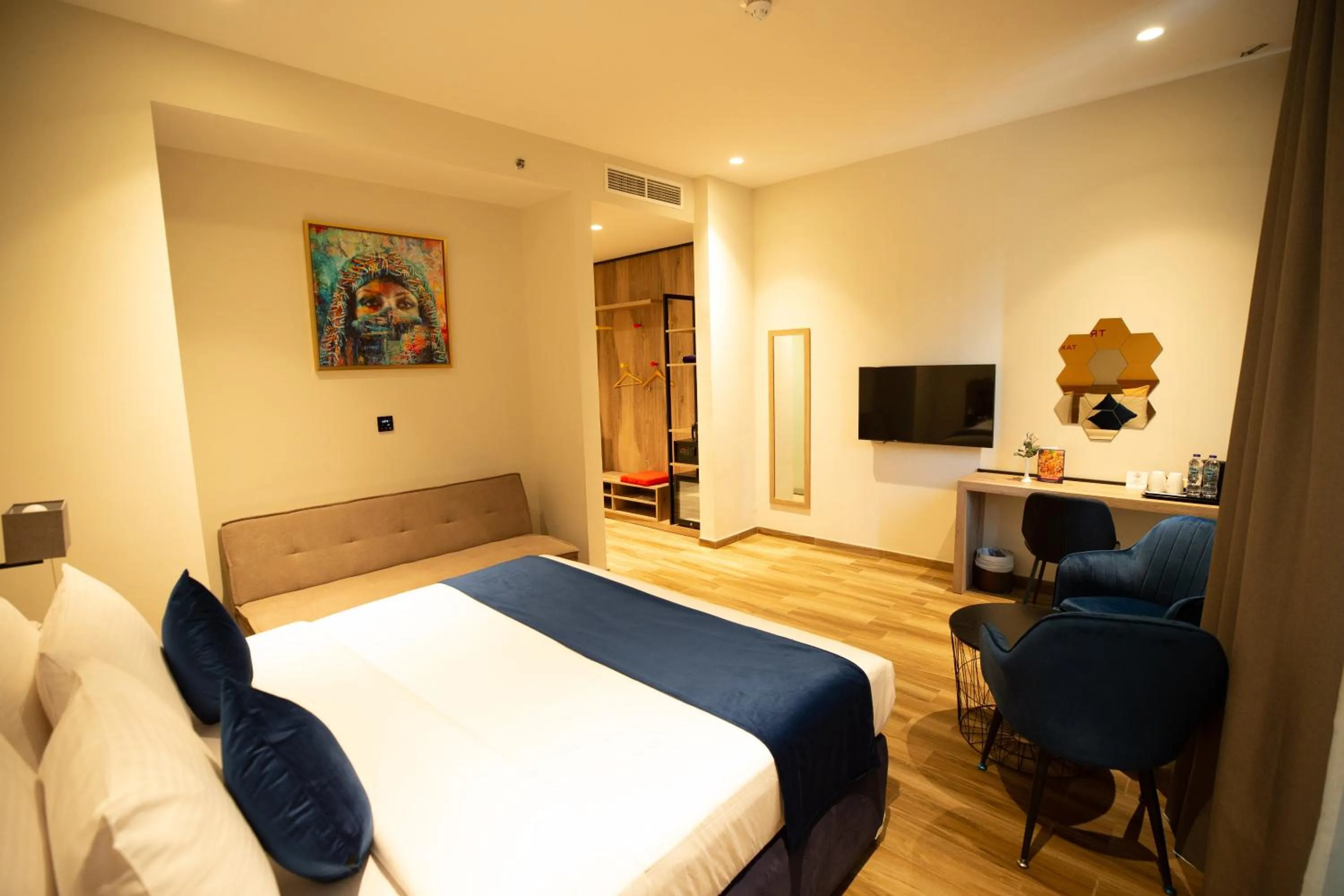 Bedroom, Bed in Kingsgate Canal Hotel by Millennium