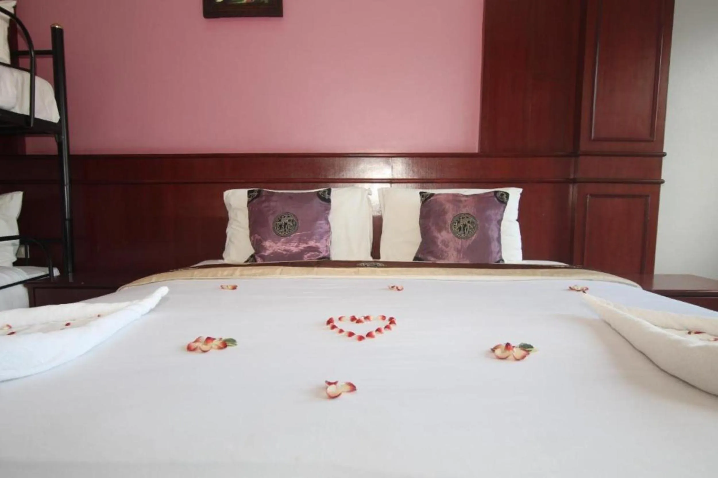 Bed in Art Mansion Patong Hotel