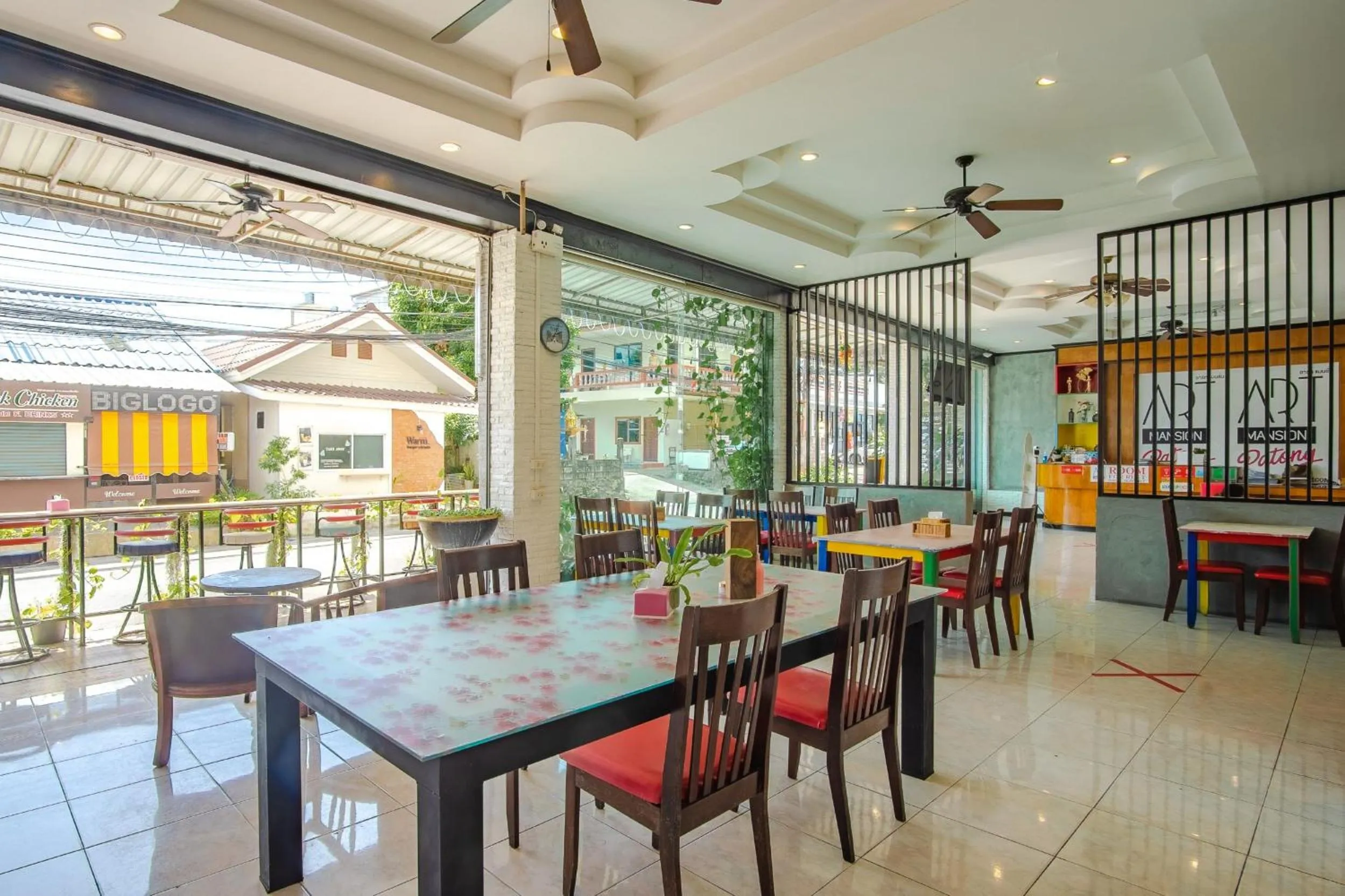 Restaurant/places to eat in Art Mansion Patong Hotel