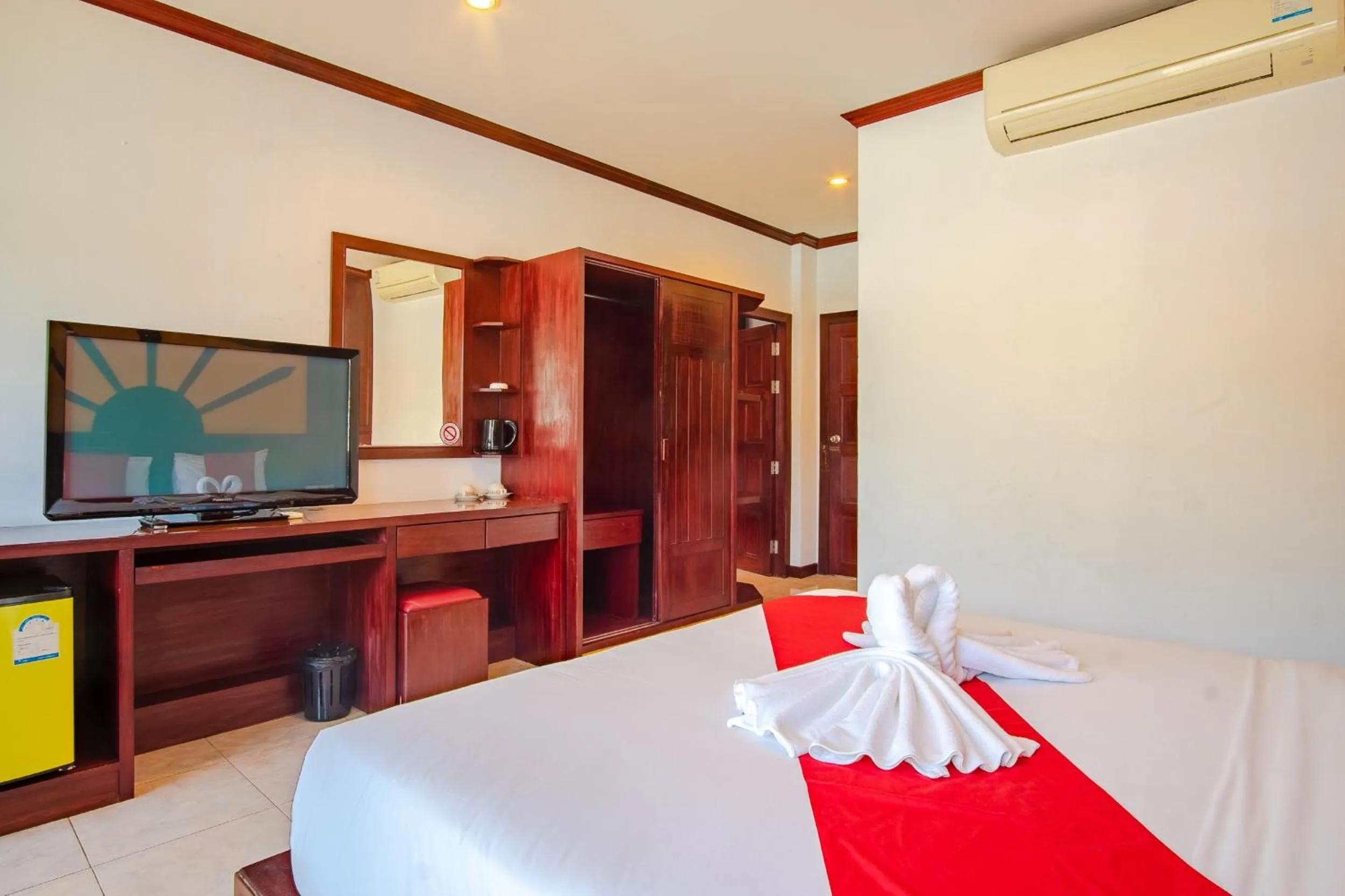 Photo of the whole room, Bed in Art Mansion Patong Hotel