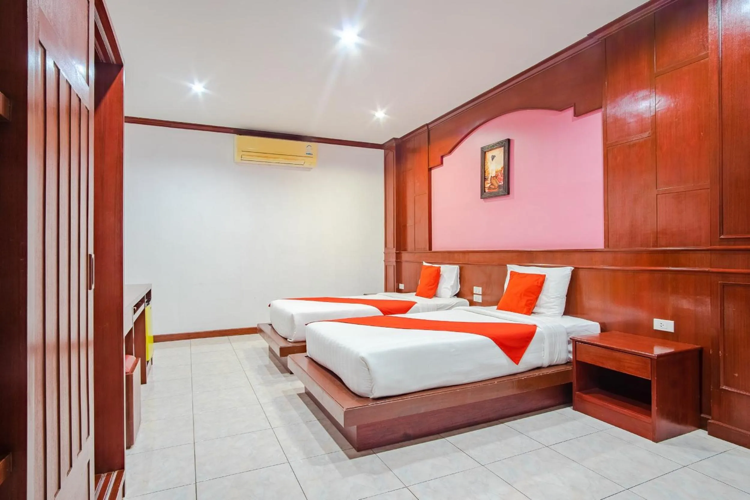 Photo of the whole room, Bed in Art Mansion Patong Hotel