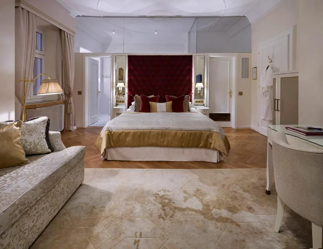 Living room, Bed in Hotel Schloss Mönchstein