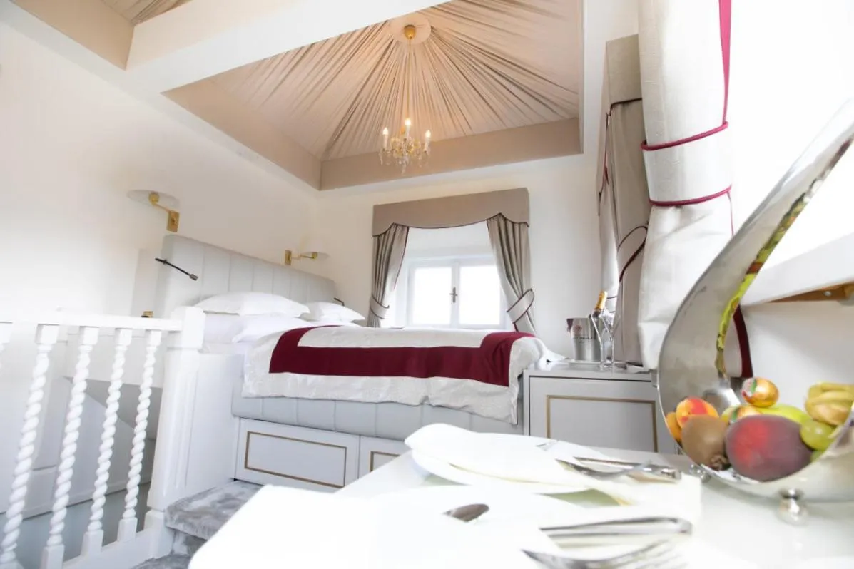 Photo of the whole room, Bed in Hotel Schloss Mönchstein