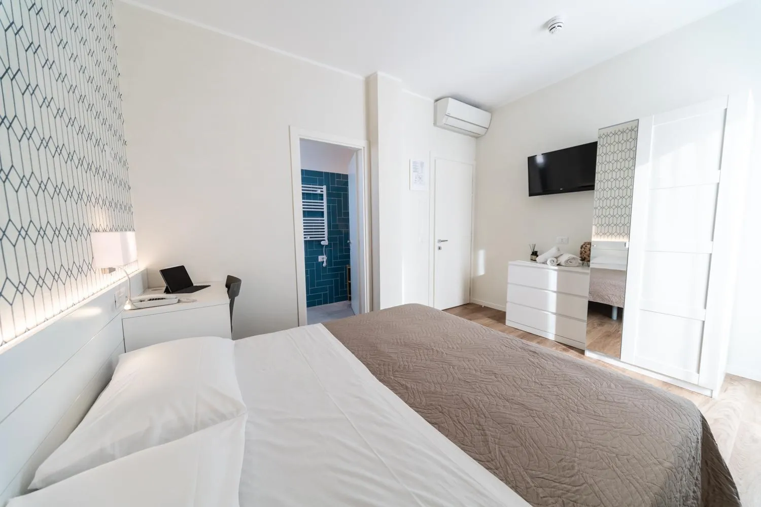 Bedroom, Bed in Hotel Kiss