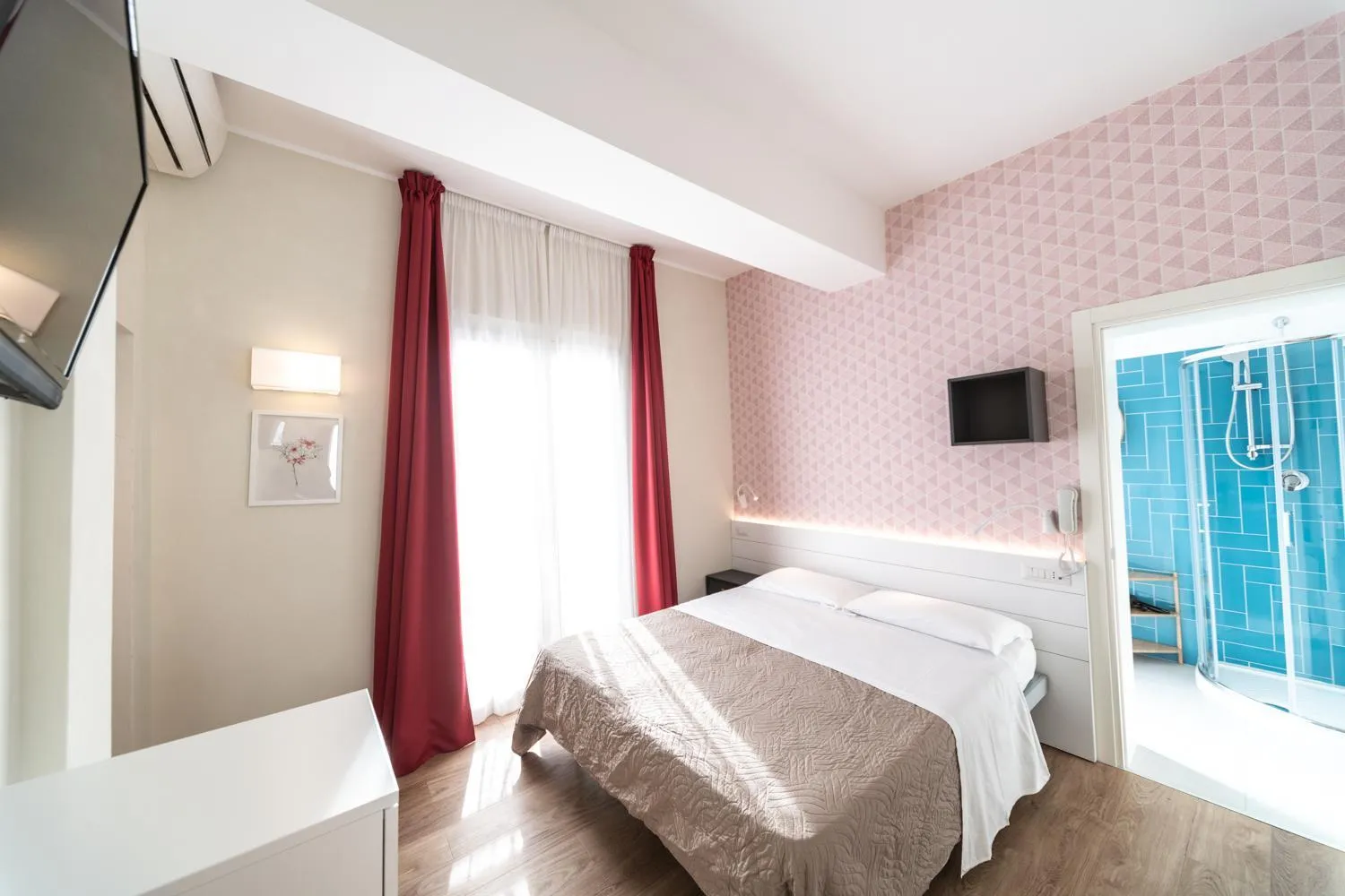 Bedroom, Bed in Hotel Kiss