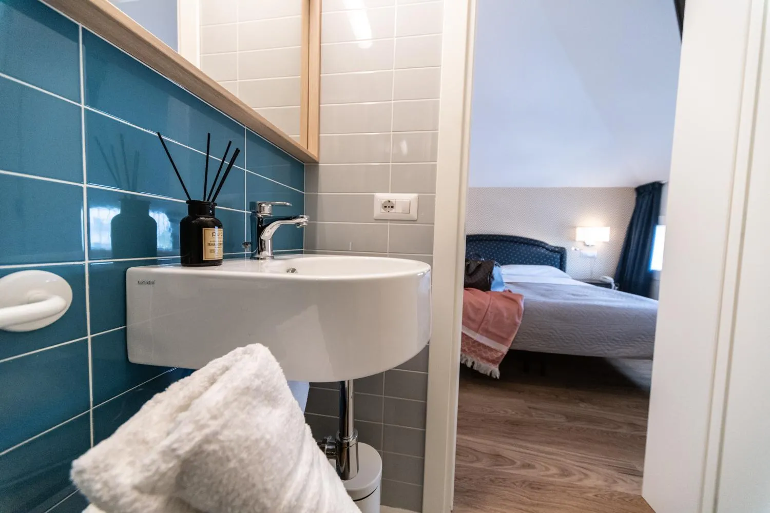 Bathroom, Bed in Hotel Kiss