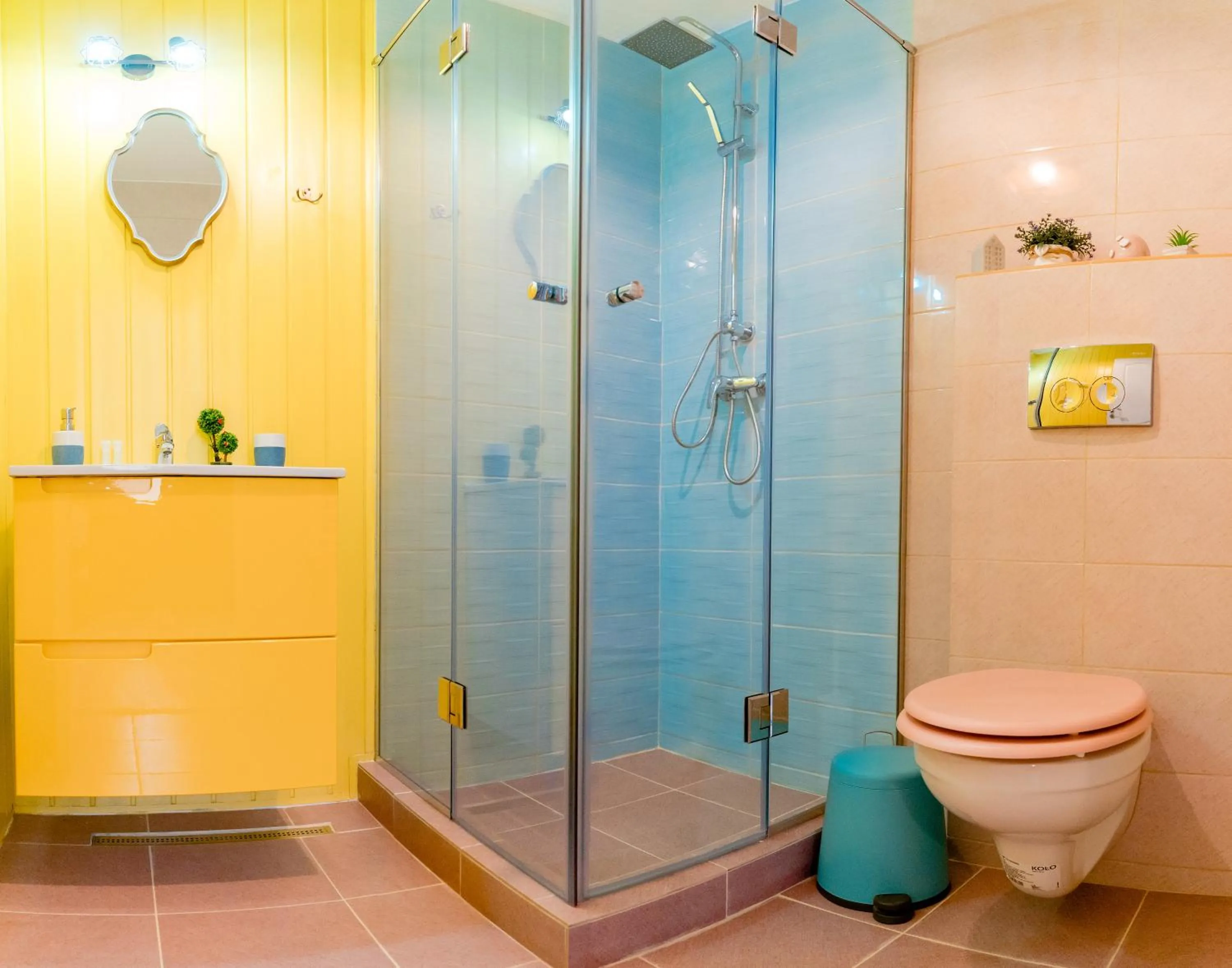 Shower in Galeria Grafit Apartments