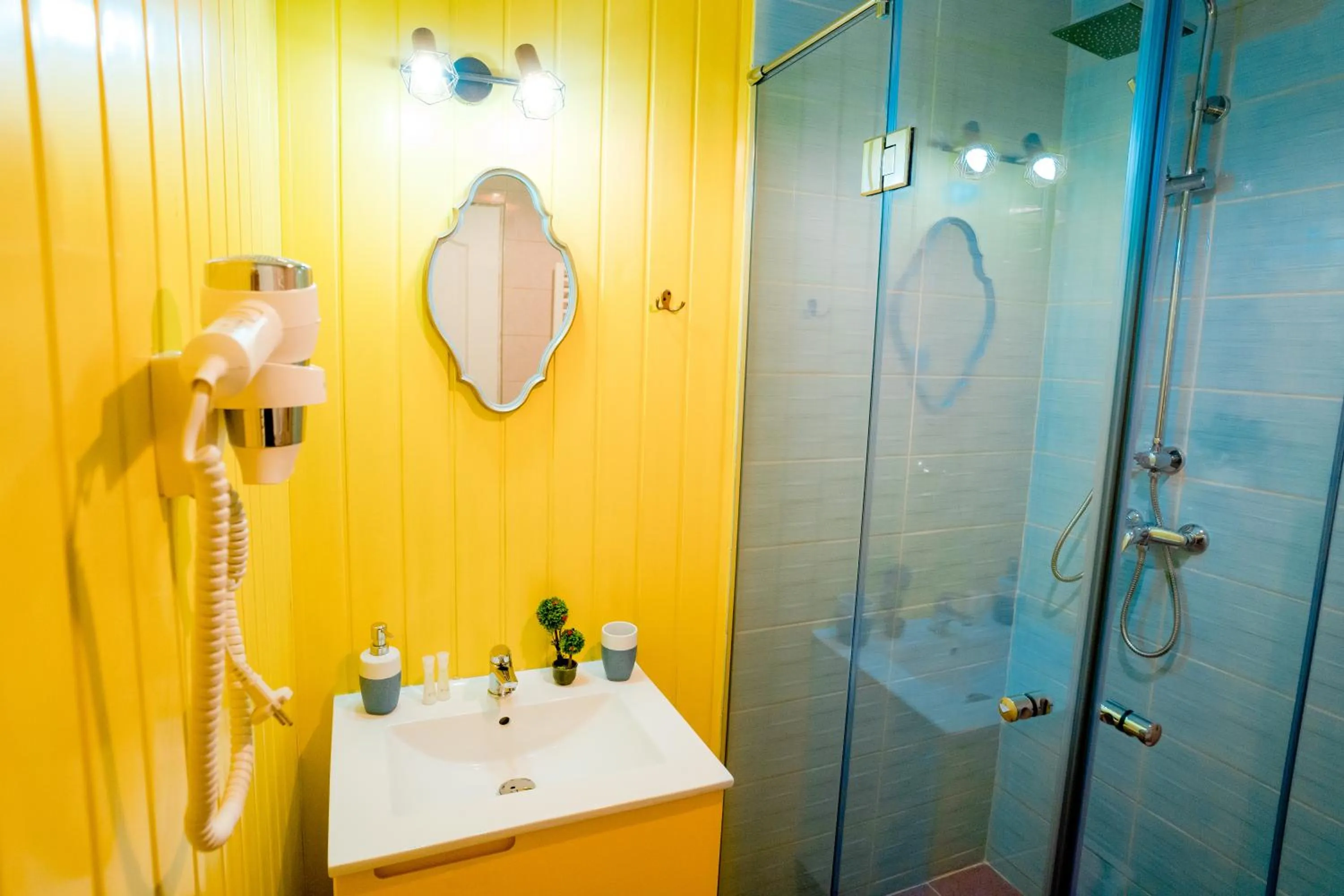 Shower in Galeria Grafit Apartments