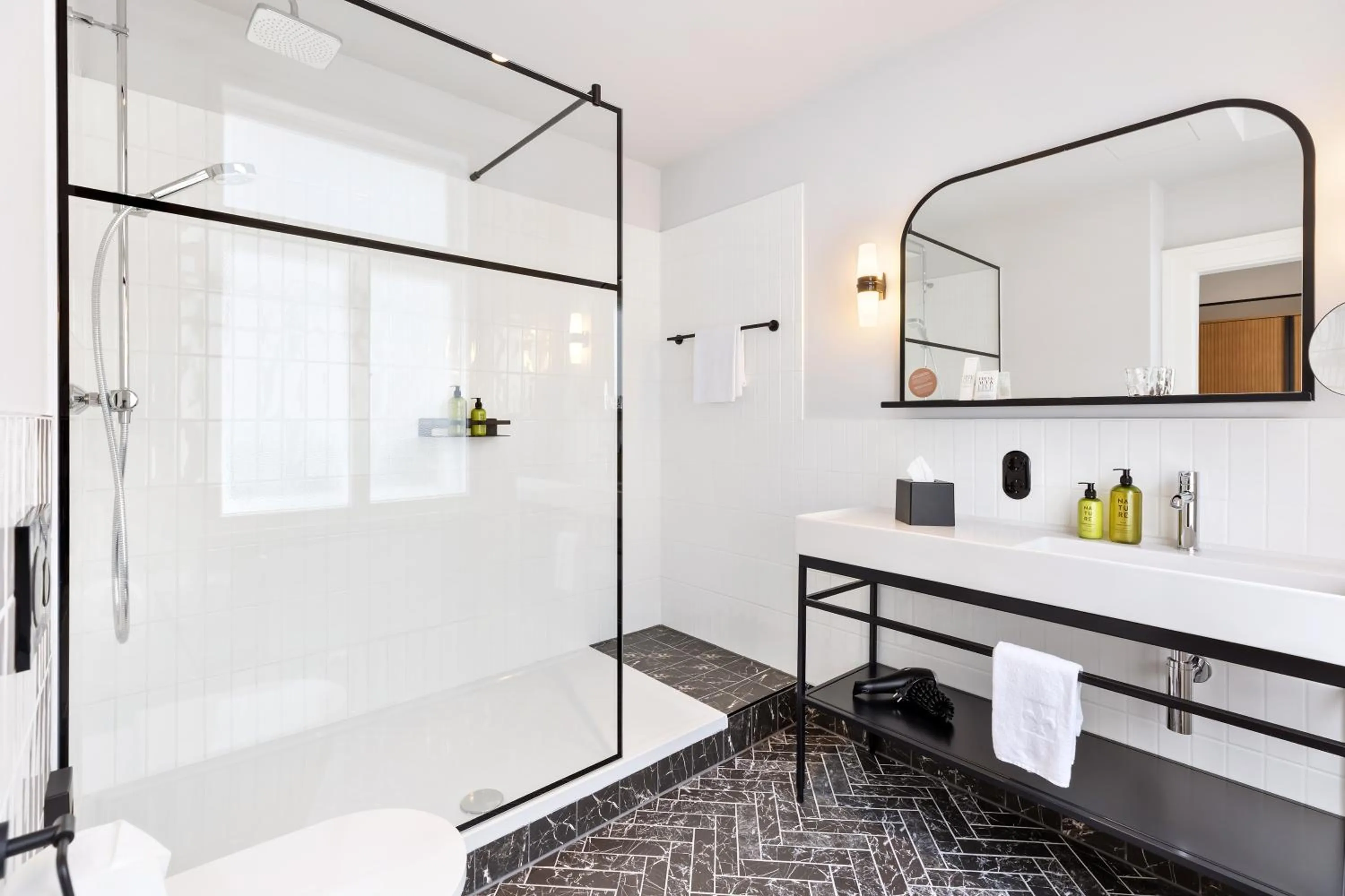 Bathroom, Bed in Hotel Astoria Vienna, Curio Collection by Hilton